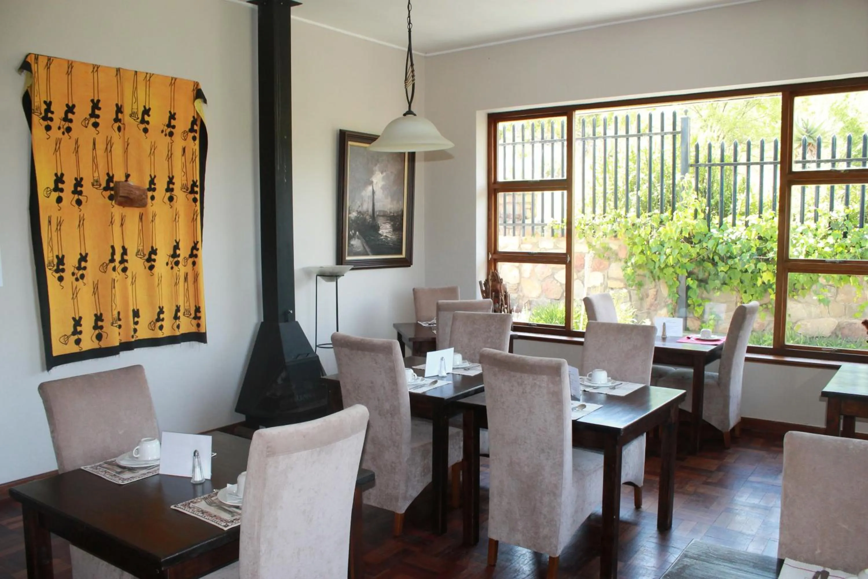 Lounge or bar in Mountain View Eco Lodge Montagu