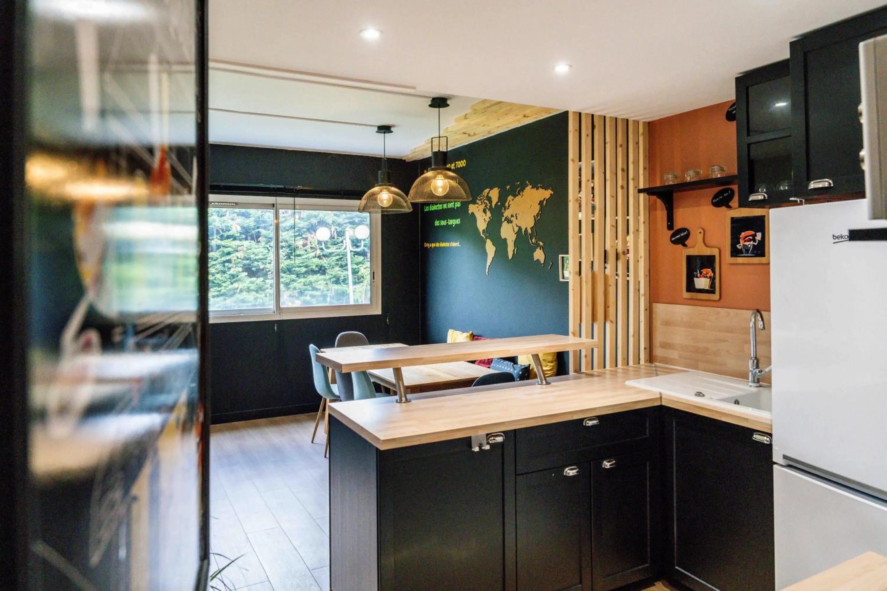 Kitchen or kitchenette in Logis Hôtel & Restaurant Ludik