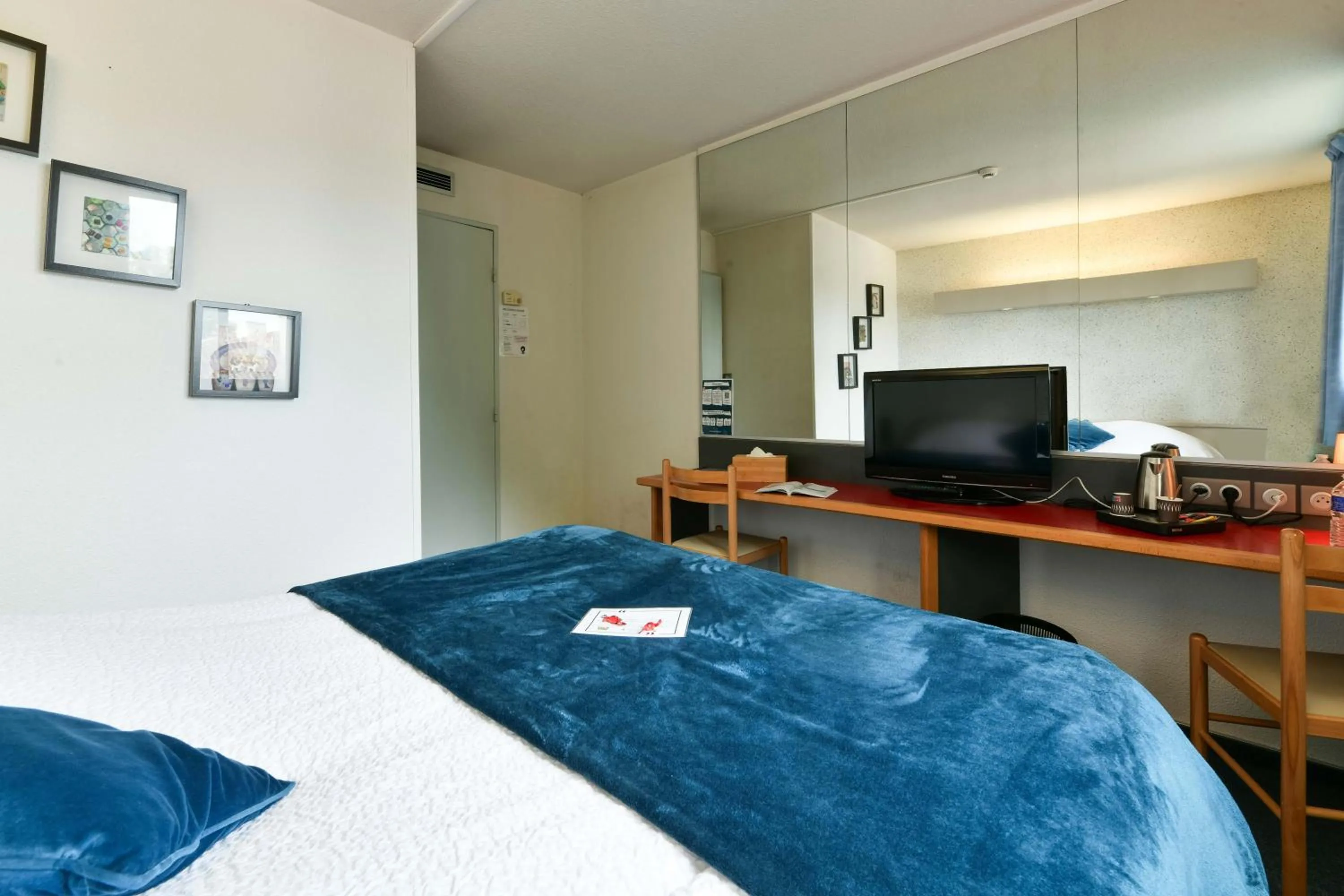 Bed in Logis Hôtel & Restaurant Ludik