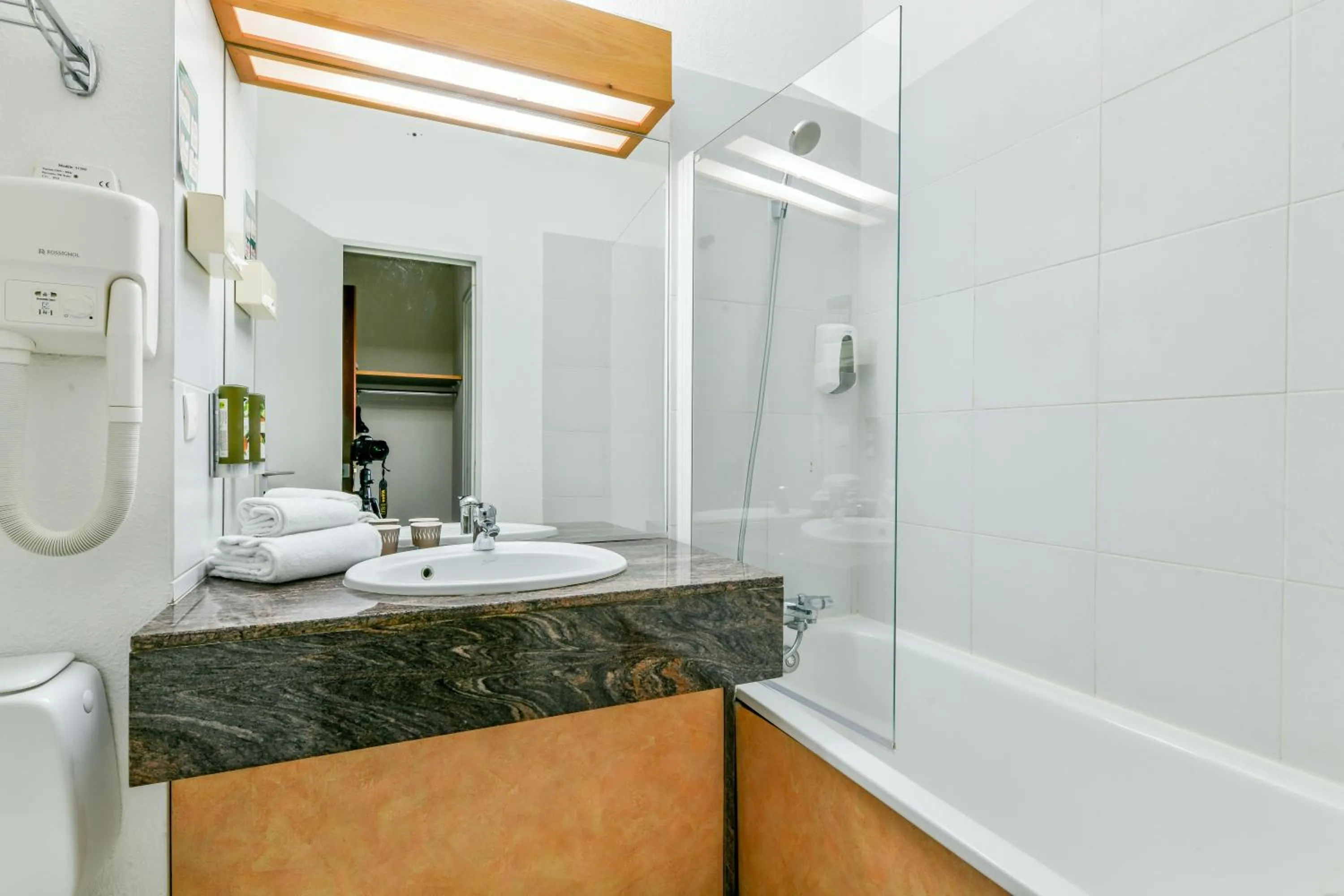 Shower in Logis Hôtel & Restaurant Ludik