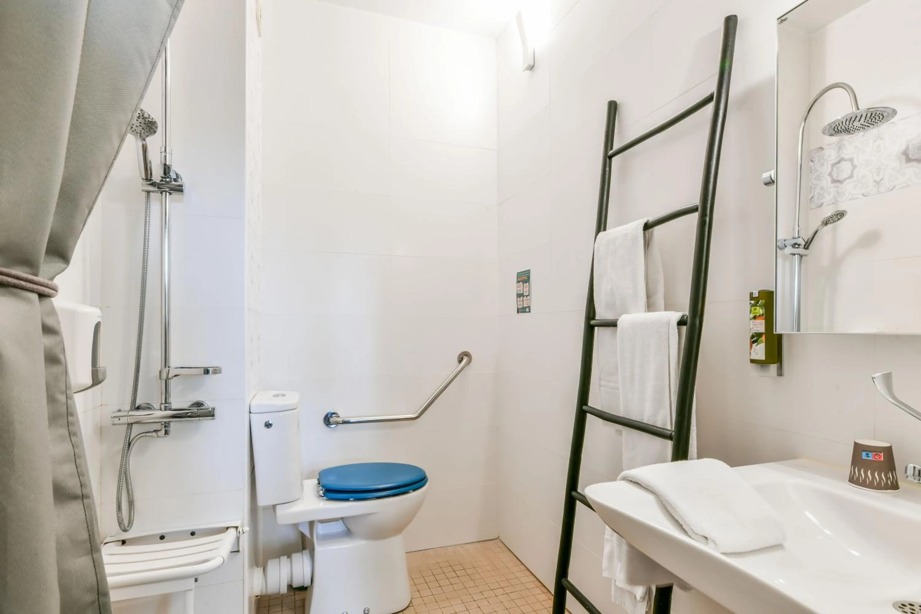 Shower in Logis Hôtel & Restaurant Ludik