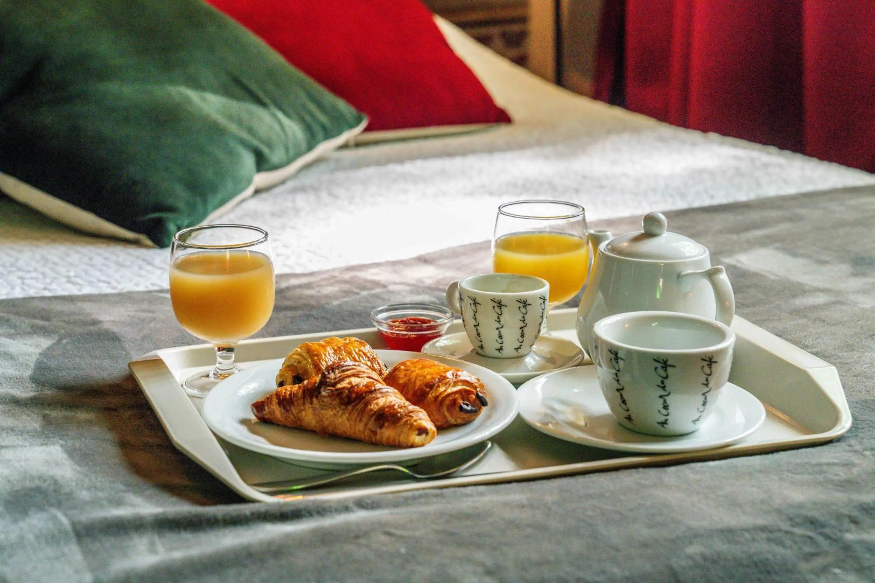 Bed in Logis Hôtel & Restaurant Ludik