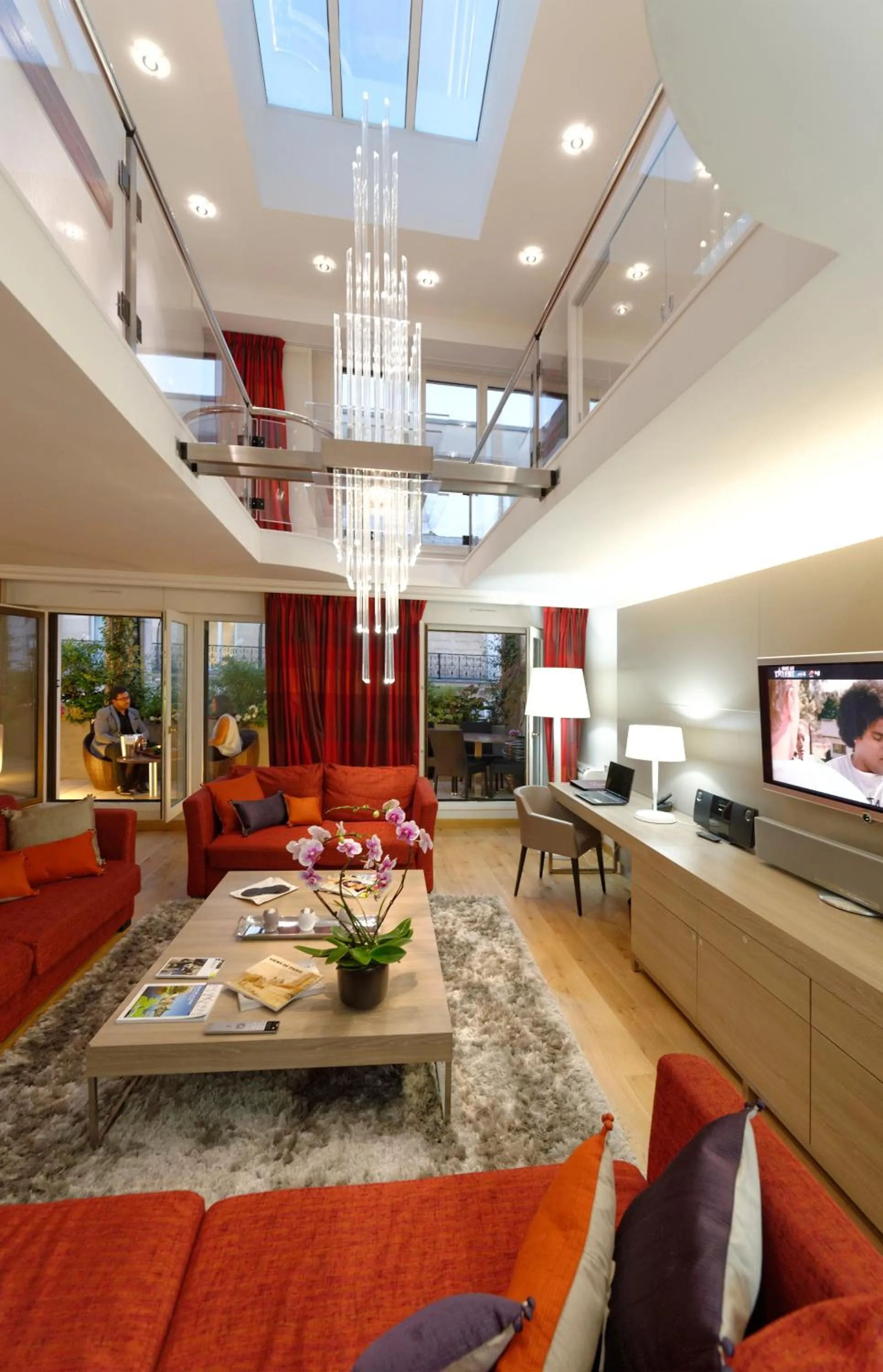 Communal lounge/ TV room in Résidence Alma Marceau