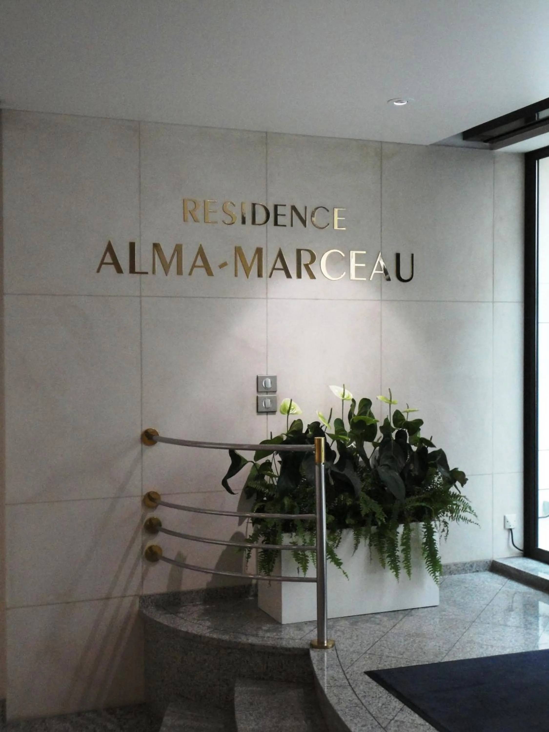 Facade/entrance in Résidence Alma Marceau