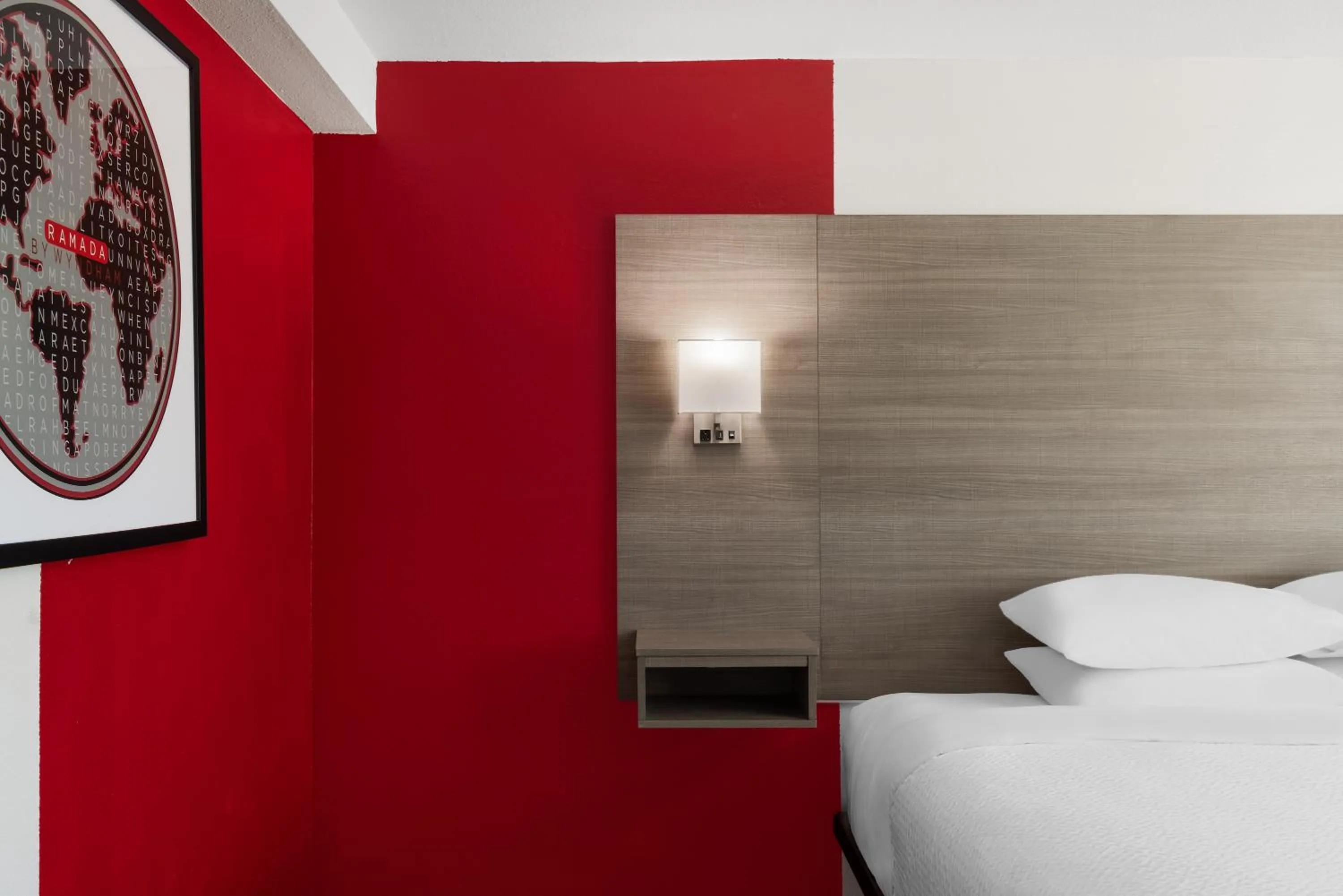 Bedroom, Bed in Ramada by Wyndham Medford Airport North