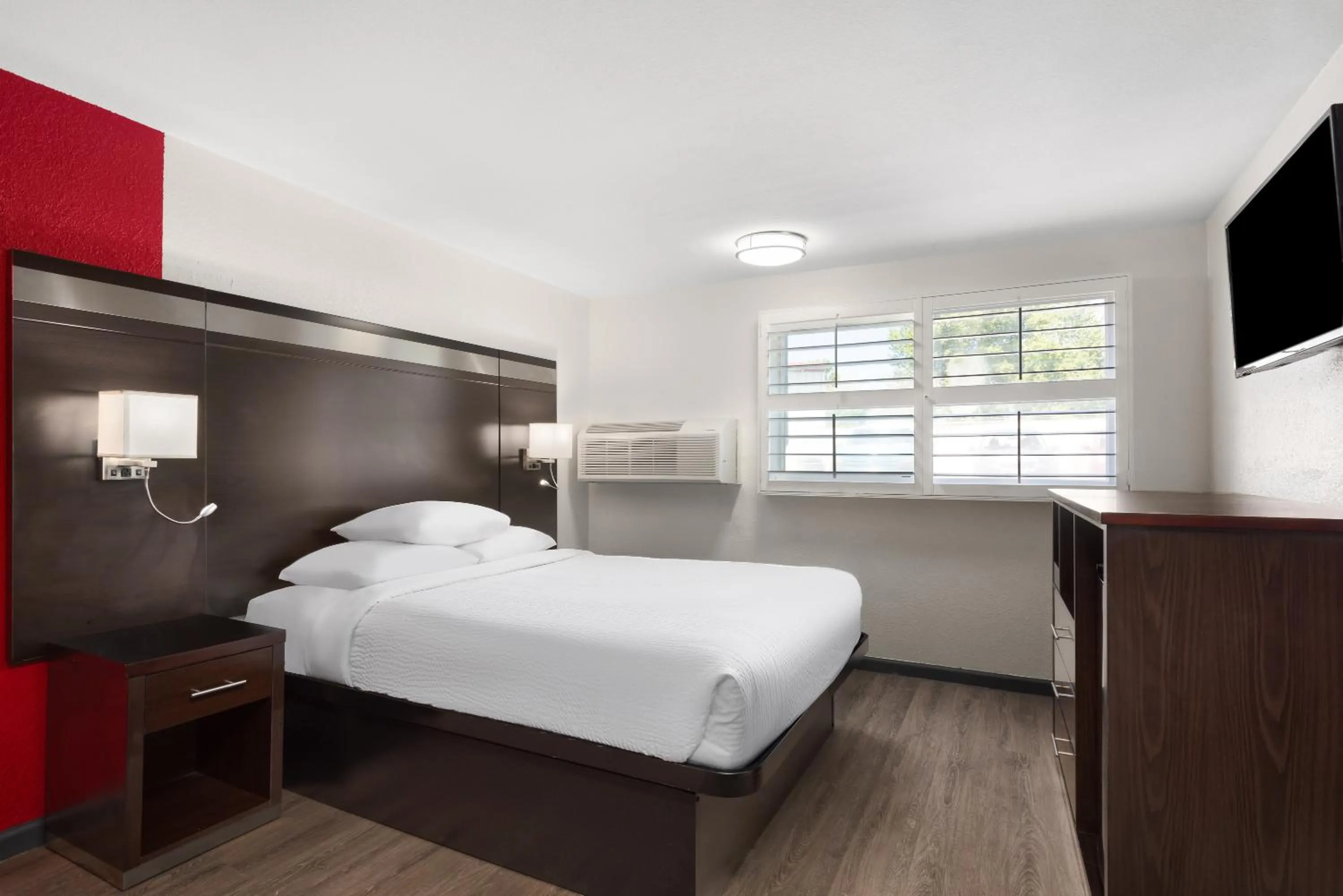 Bedroom, Bed in Ramada by Wyndham Medford Airport North