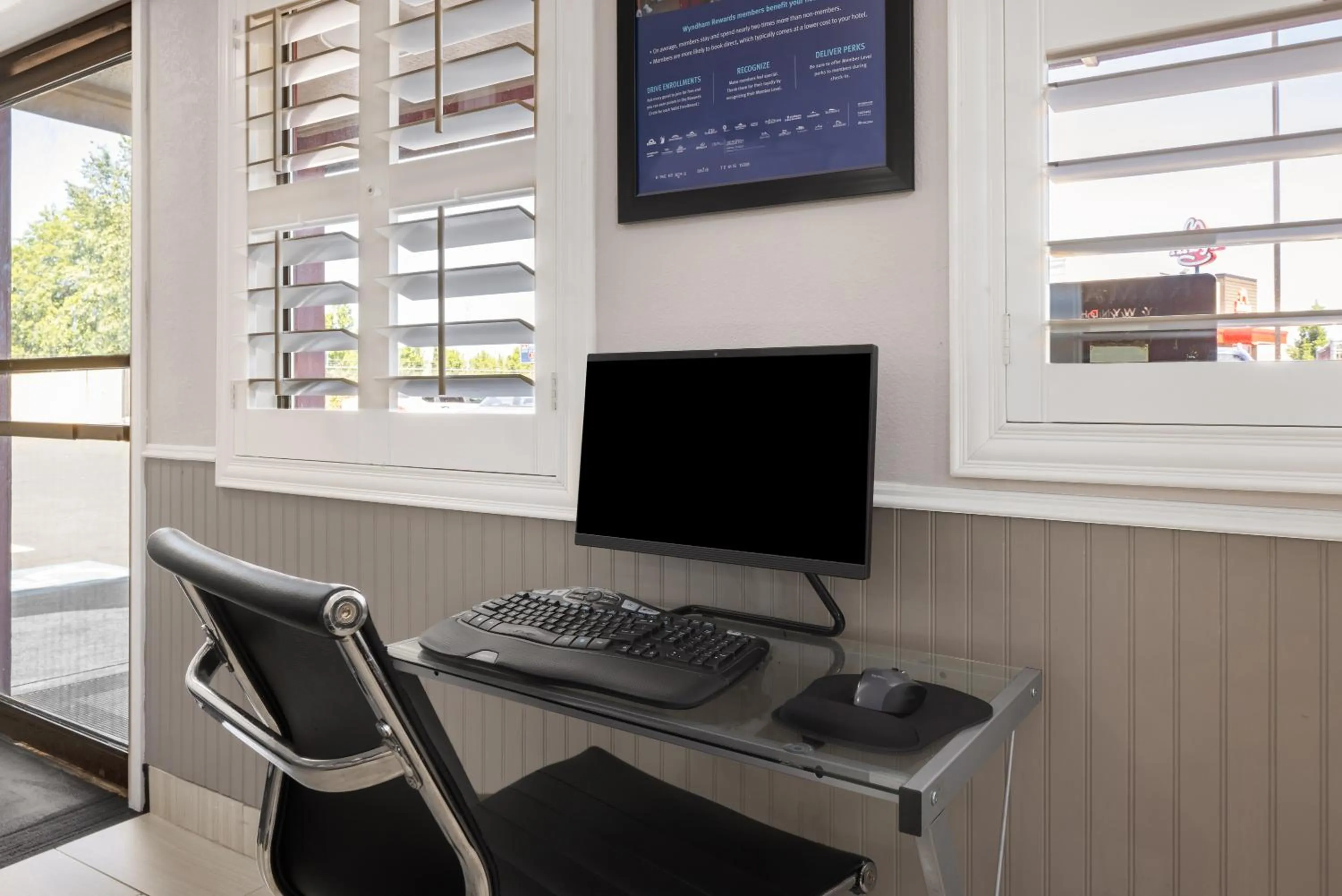 Lobby or reception in Ramada by Wyndham Medford Airport North