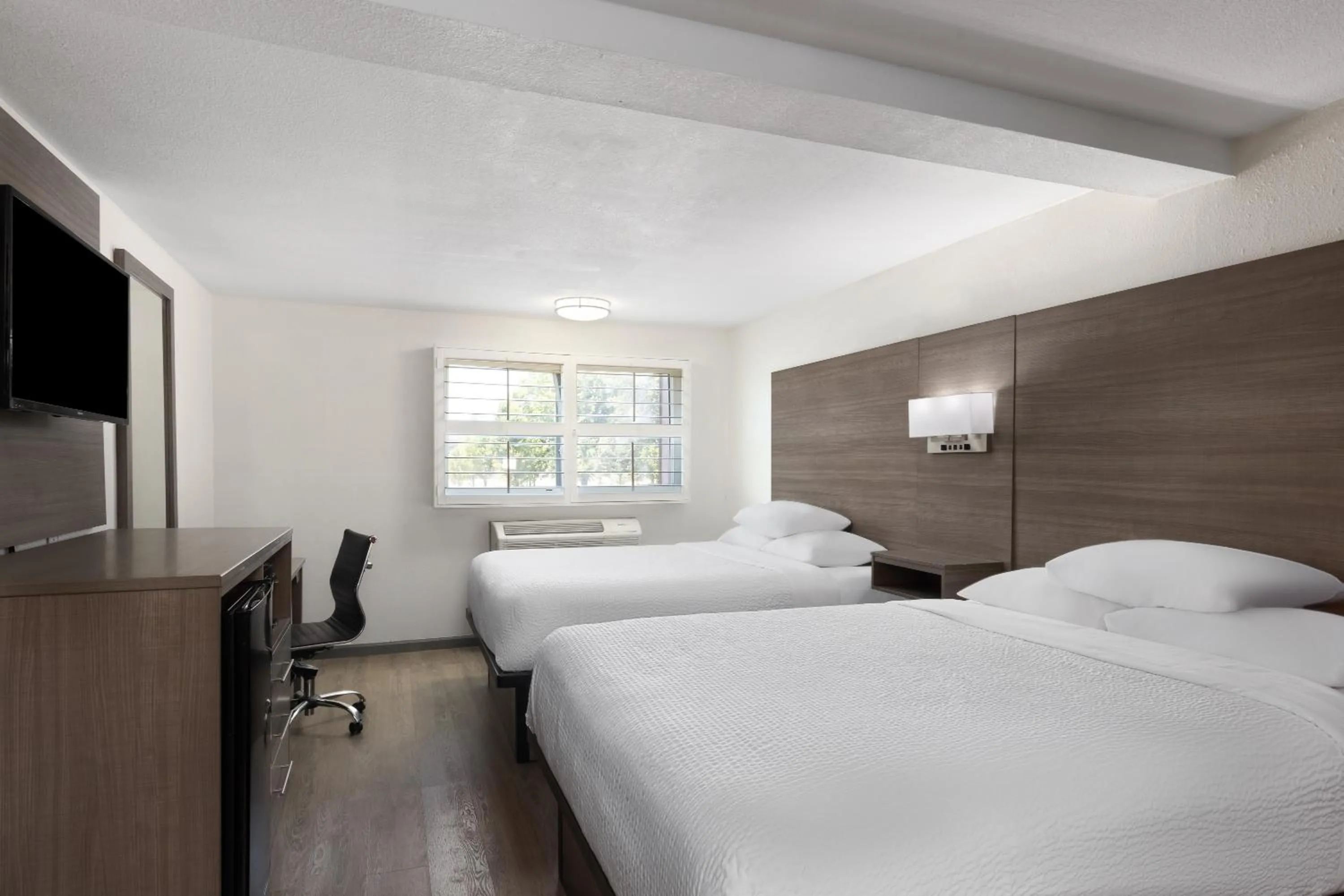 Bedroom, Bed in Ramada by Wyndham Medford Airport North