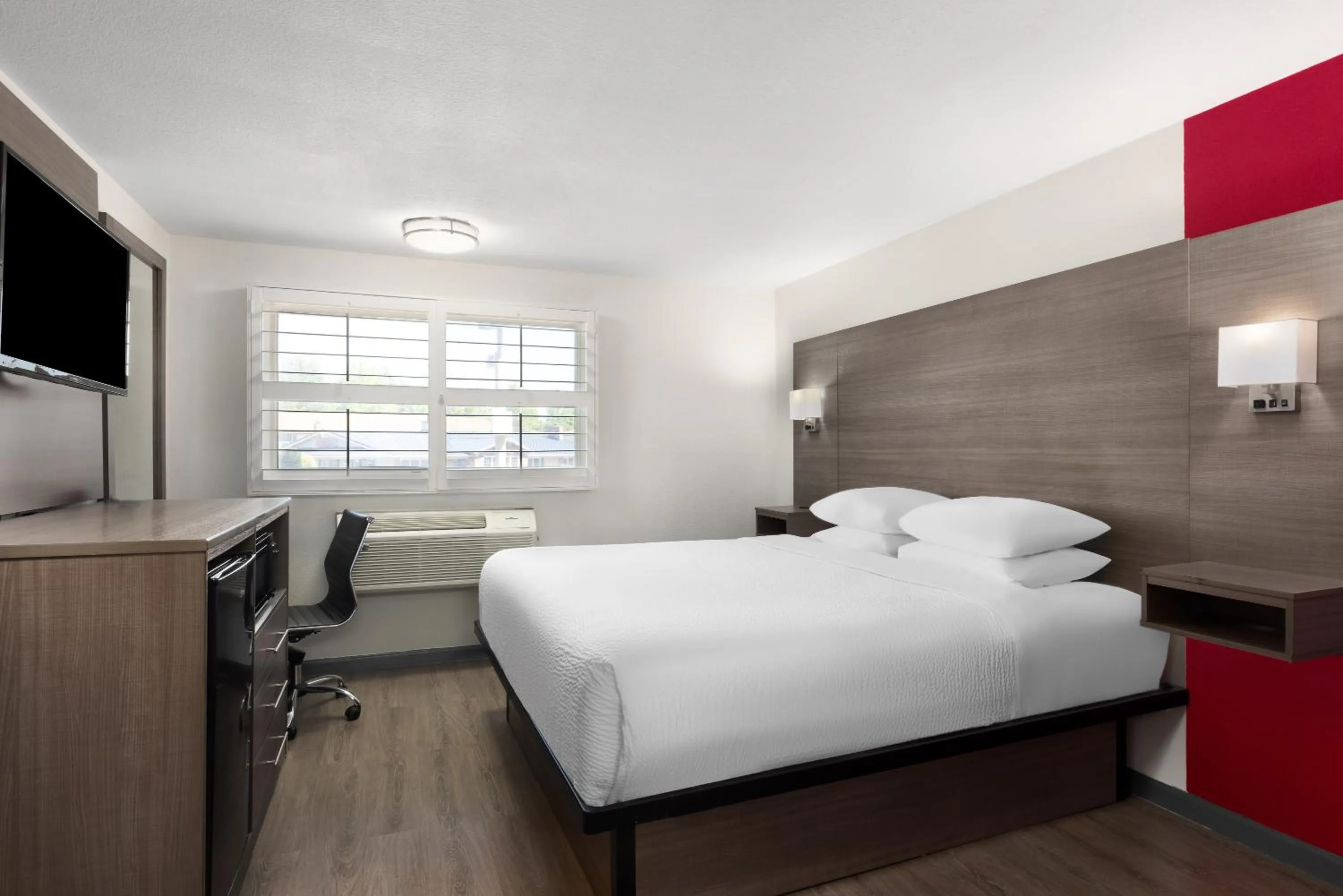 Bedroom, Bed in Ramada by Wyndham Medford Airport North