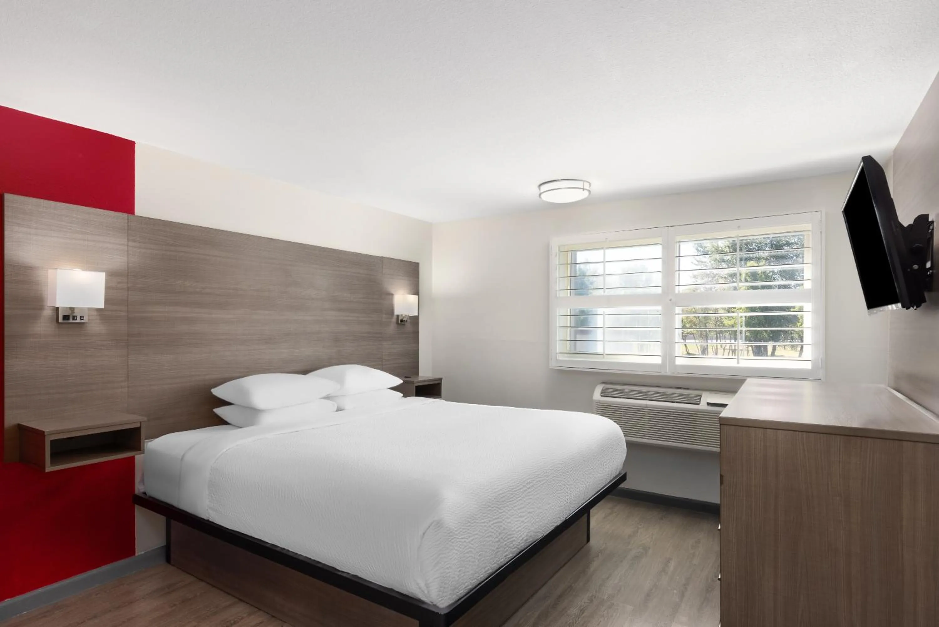 Bedroom, Bed in Ramada by Wyndham Medford Airport North