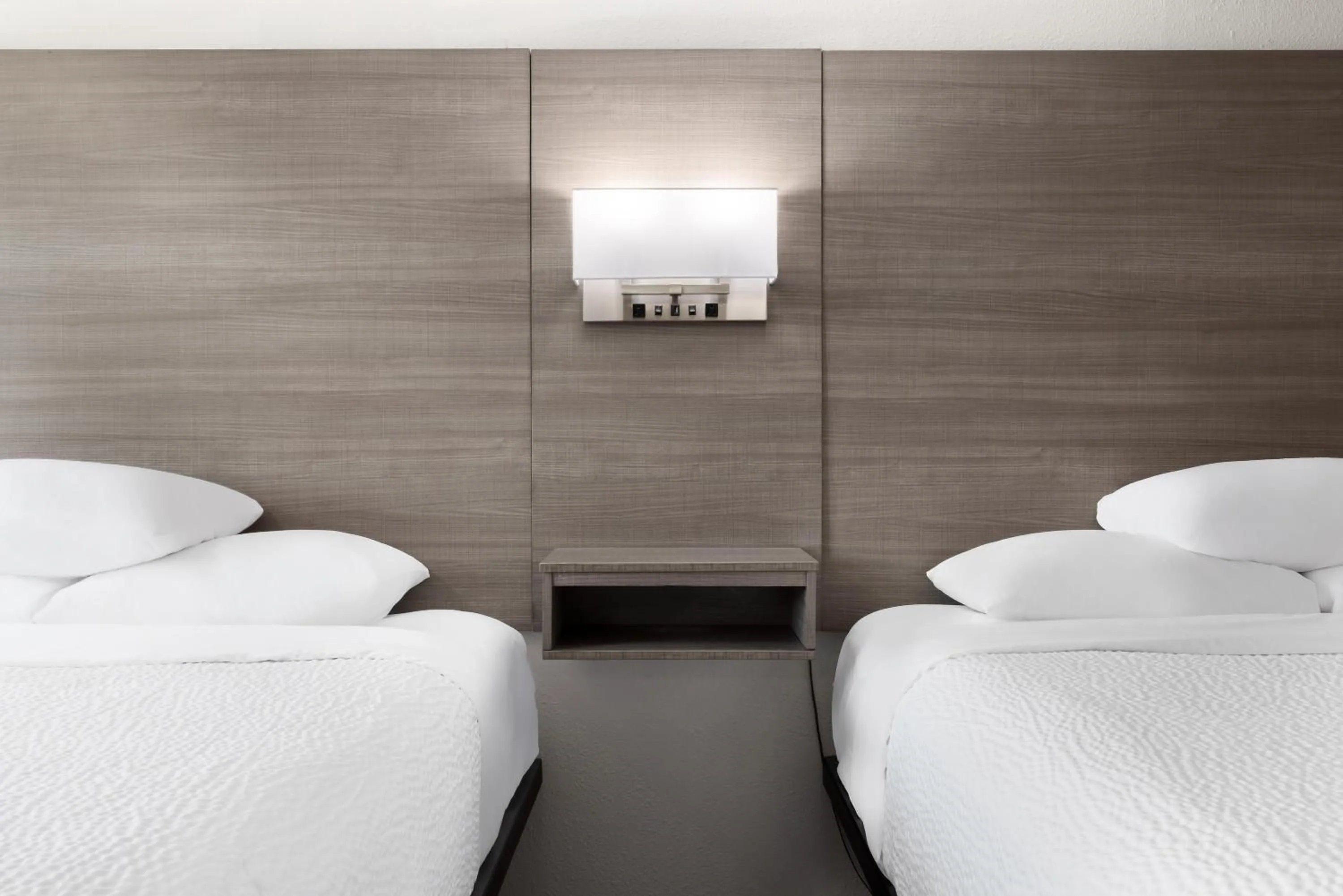 Bedroom, Bed in Ramada by Wyndham Medford Airport North