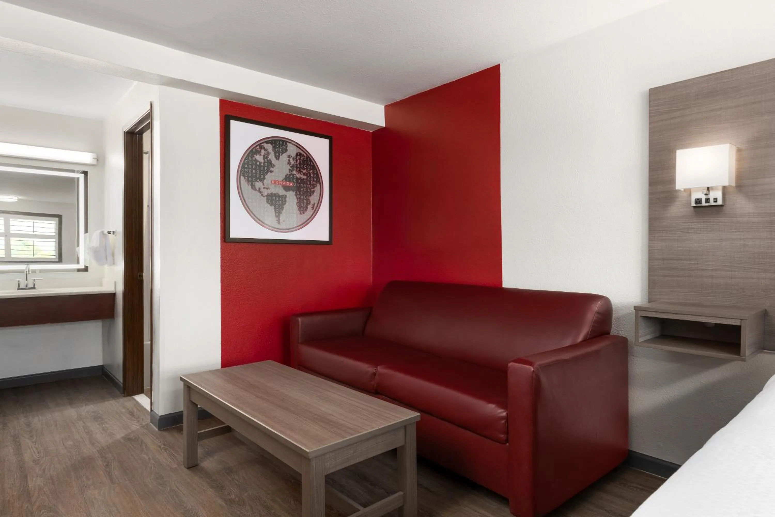 Living room, Bed in Ramada by Wyndham Medford Airport North