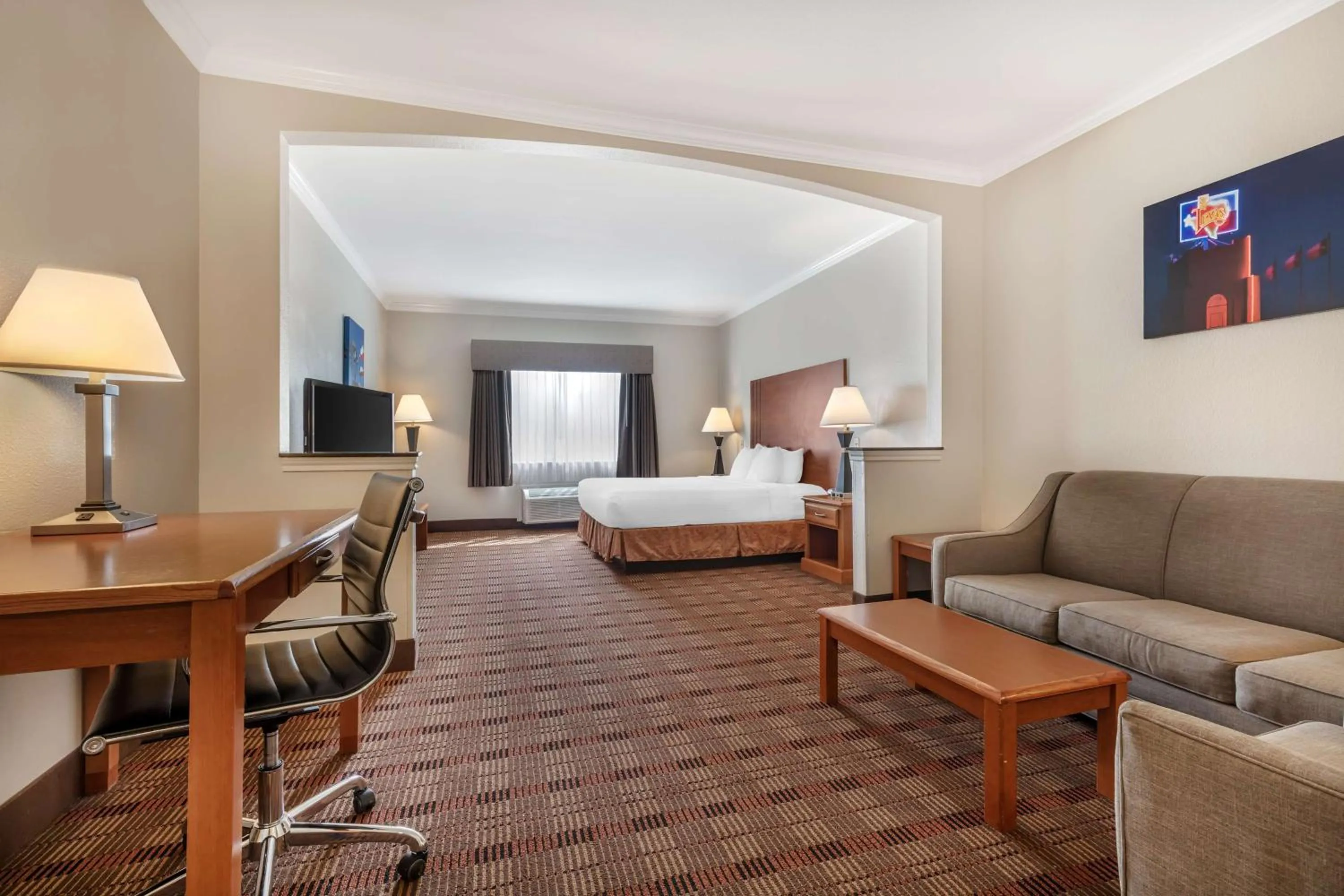 Photo of the whole room, Bed in Best Western Club House Inn & Suites