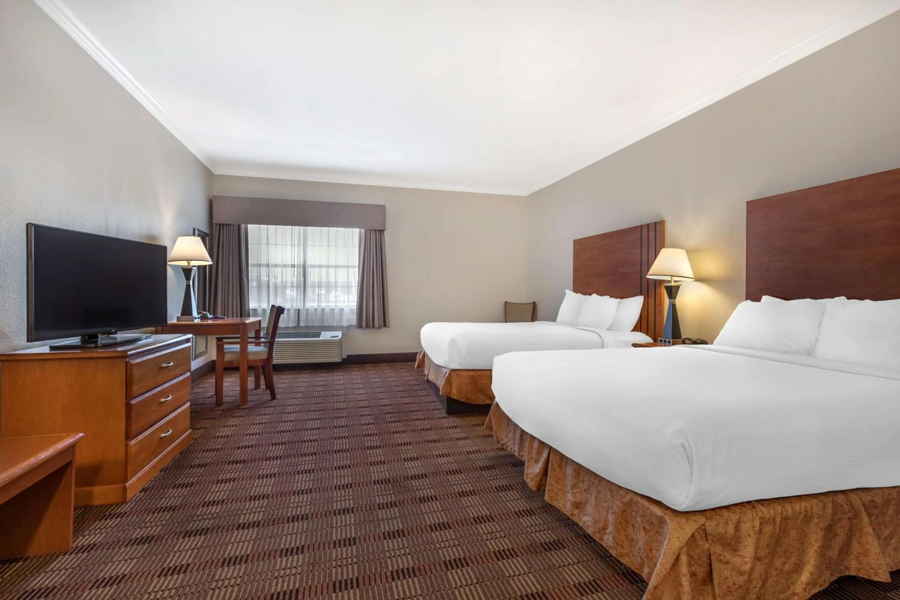 Bedroom, Bed in Best Western Club House Inn & Suites