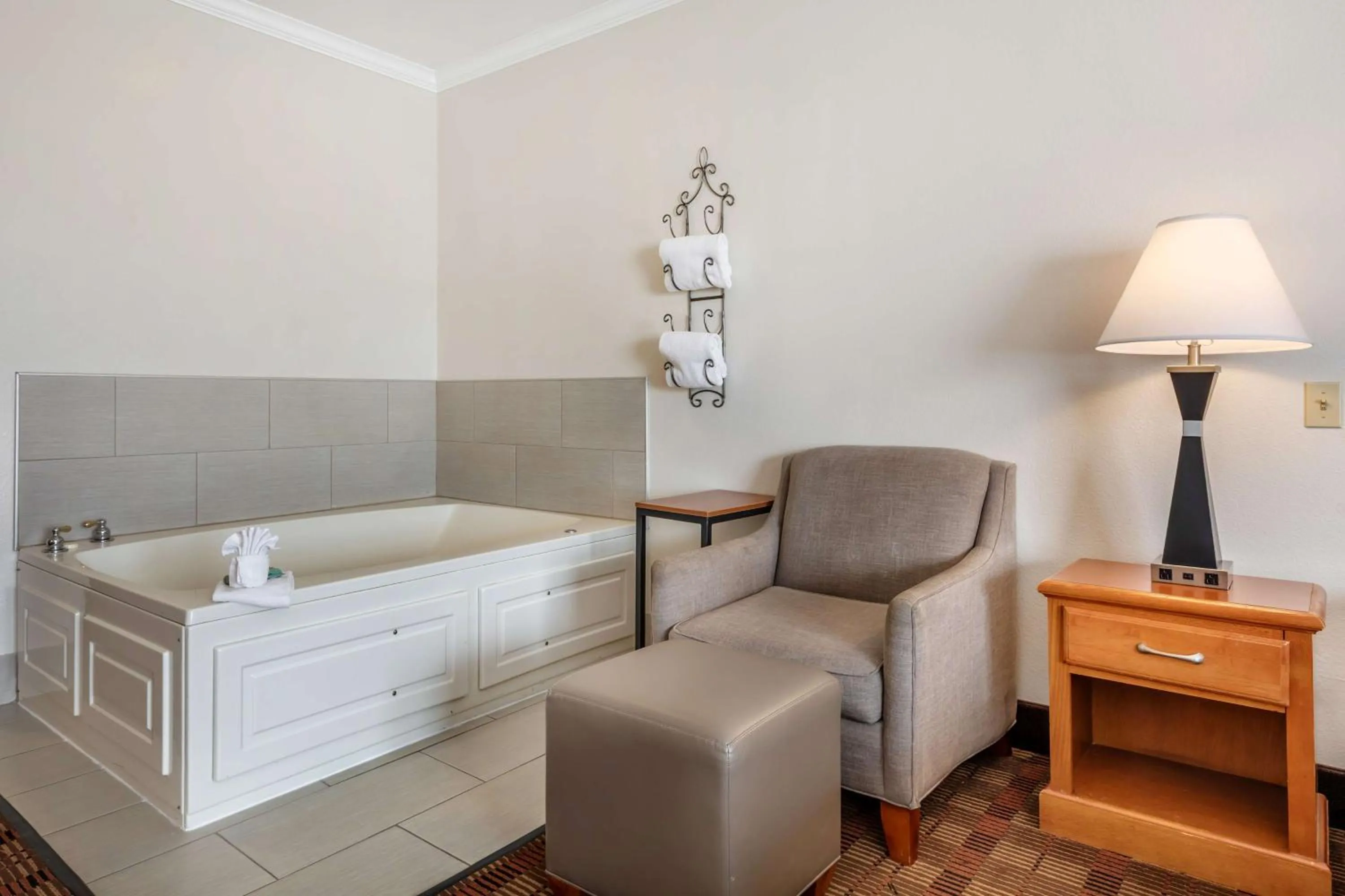 Bedroom in Best Western Club House Inn & Suites