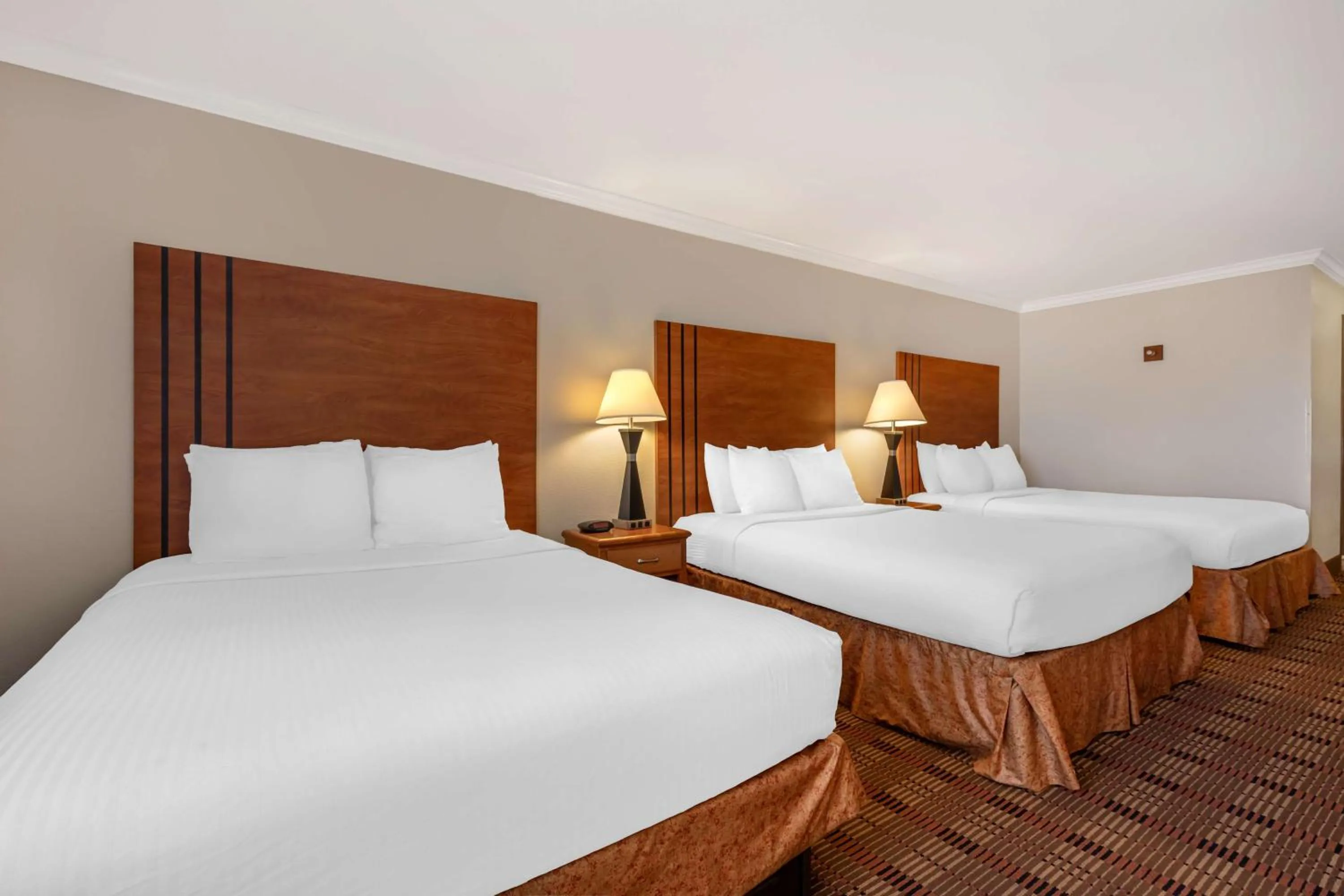 Bedroom, Bed in Best Western Club House Inn & Suites