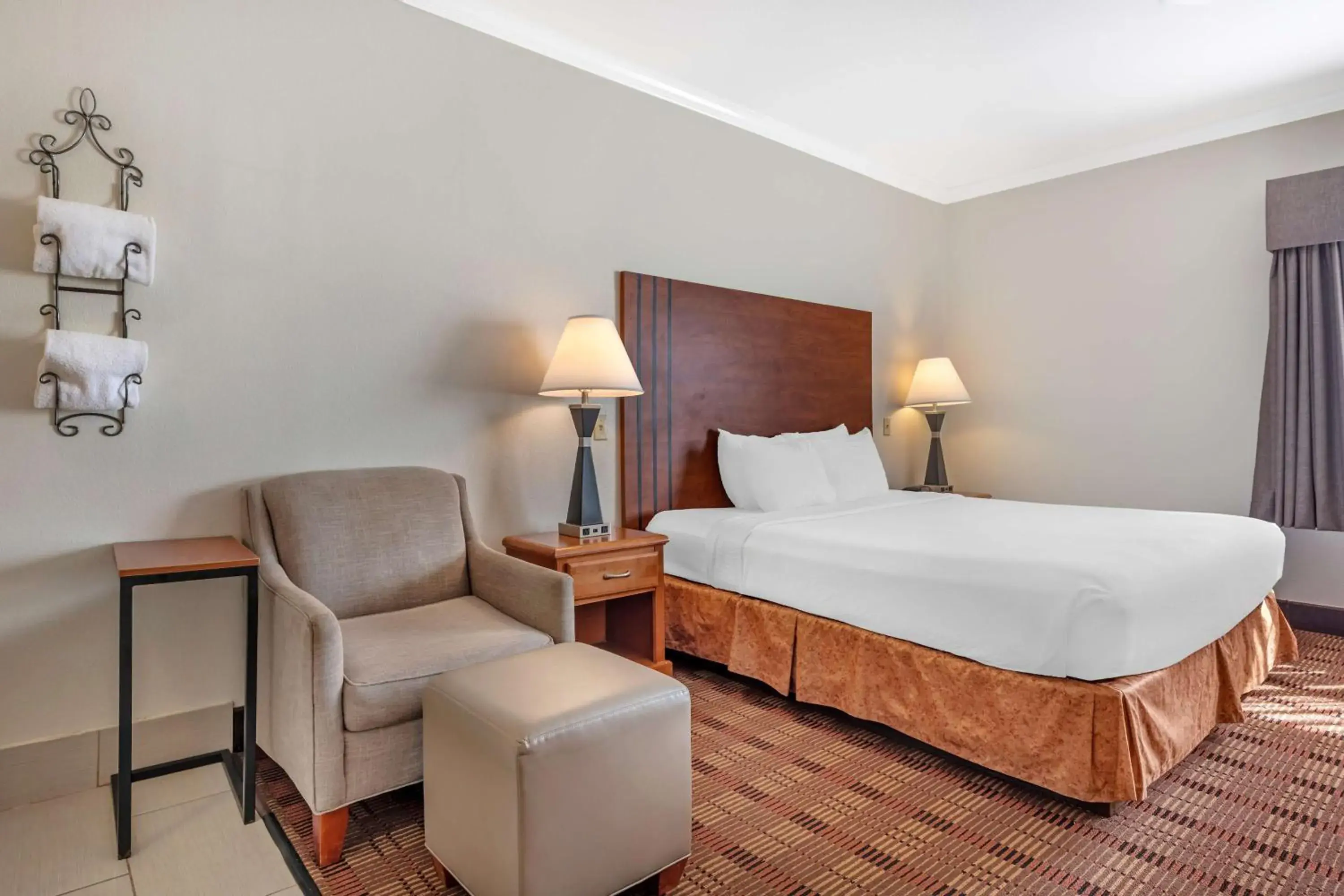 King Room with Spa Bath - Disability Access/Non-Smoking in Best Western Club House Inn & Suites King Room with Spa Bath - Disability Access/Non-Smoking in Best Western Club House Inn & Suites