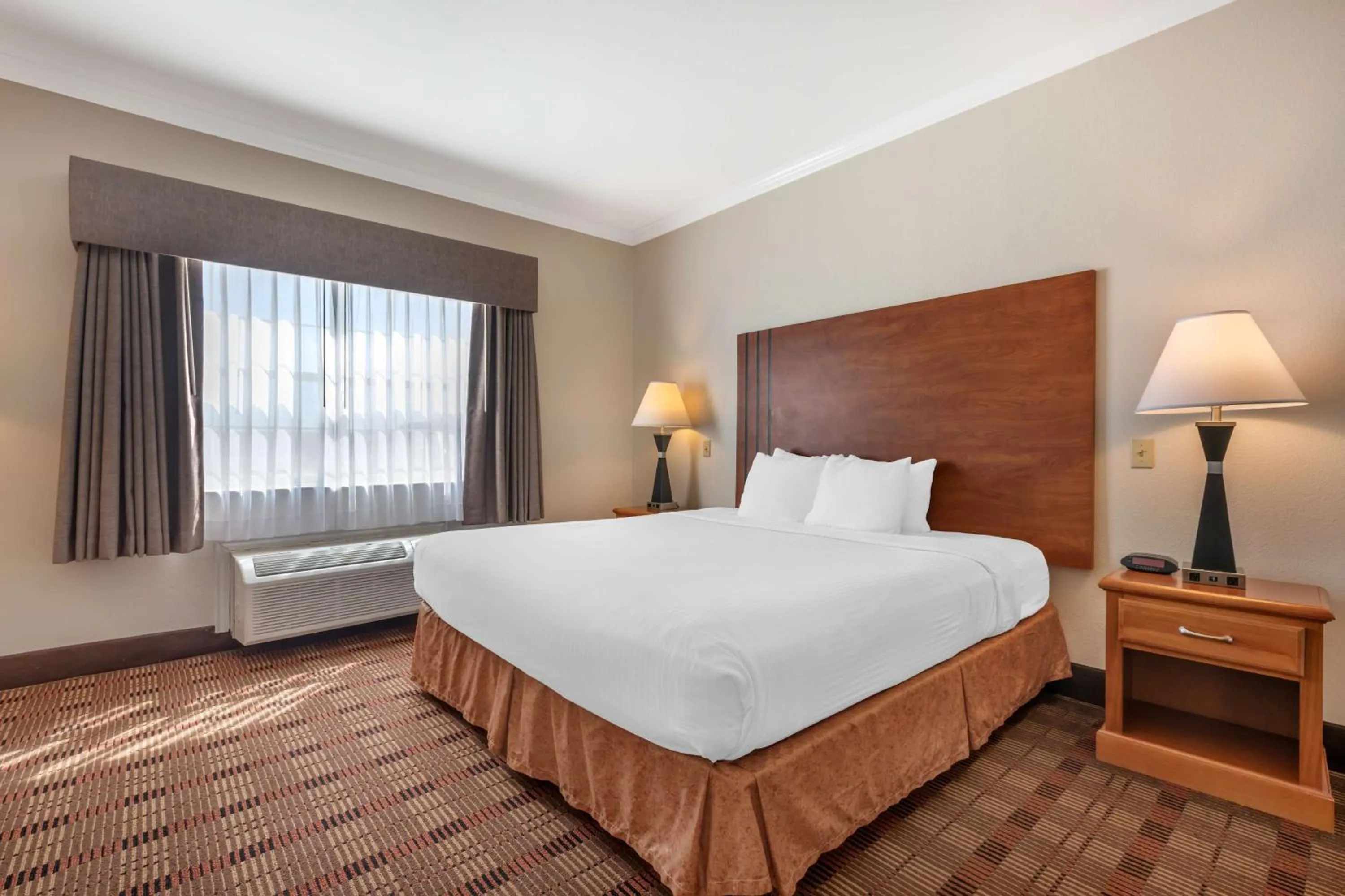 Photo of the whole room, Bed in Best Western Club House Inn & Suites