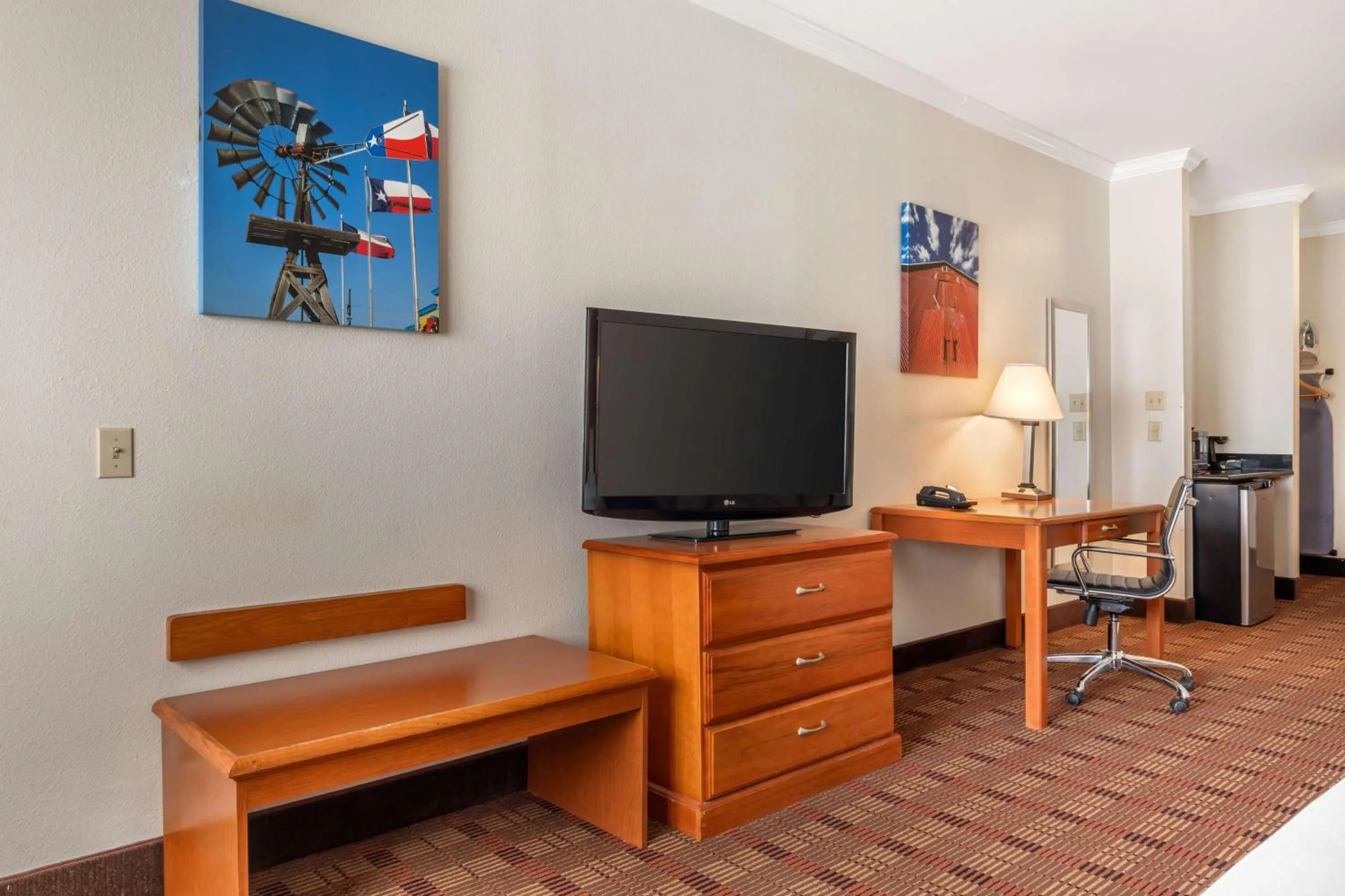 Bedroom in Best Western Club House Inn & Suites