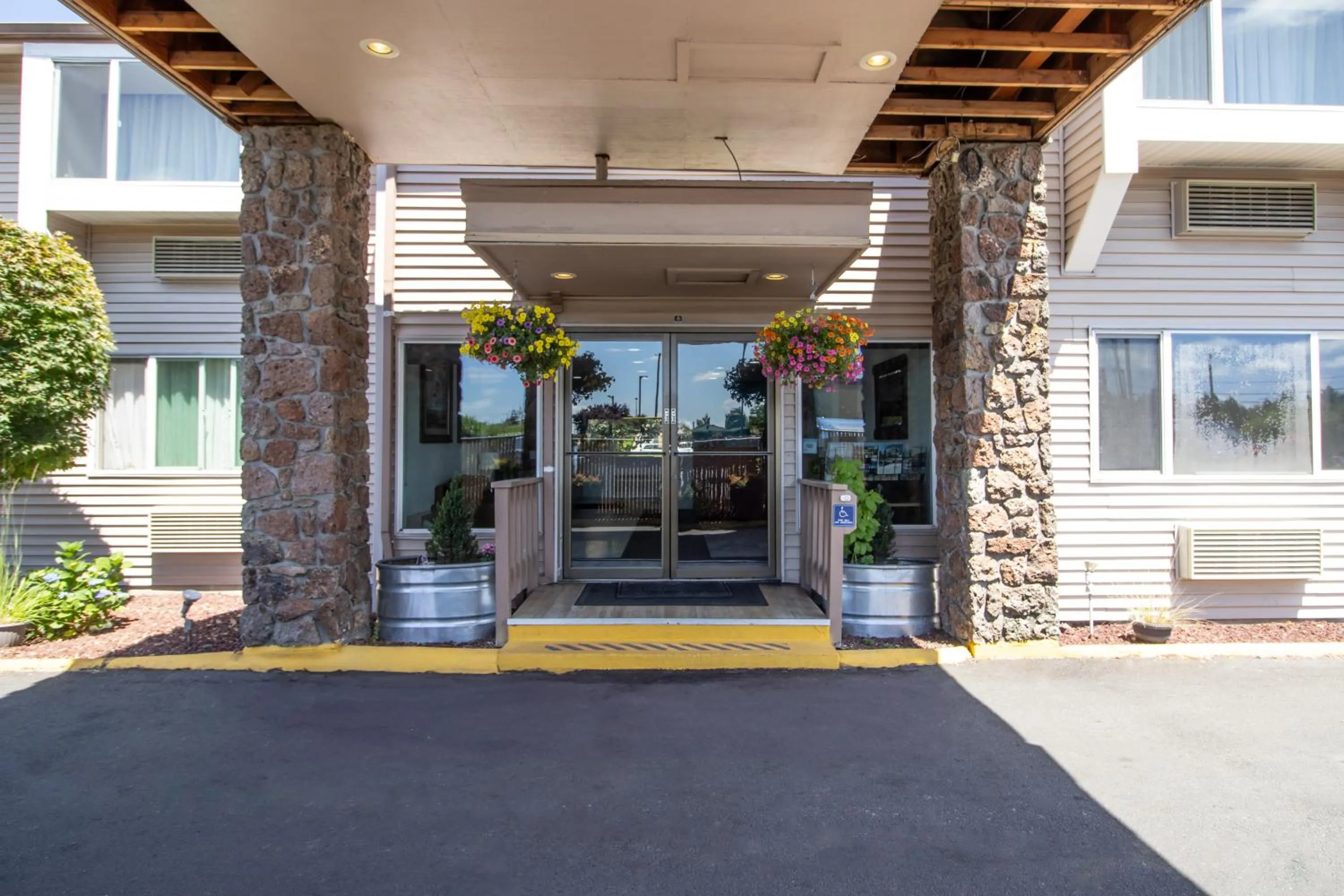 Facade/entrance in Red Lion Inn & Suites Vancouver