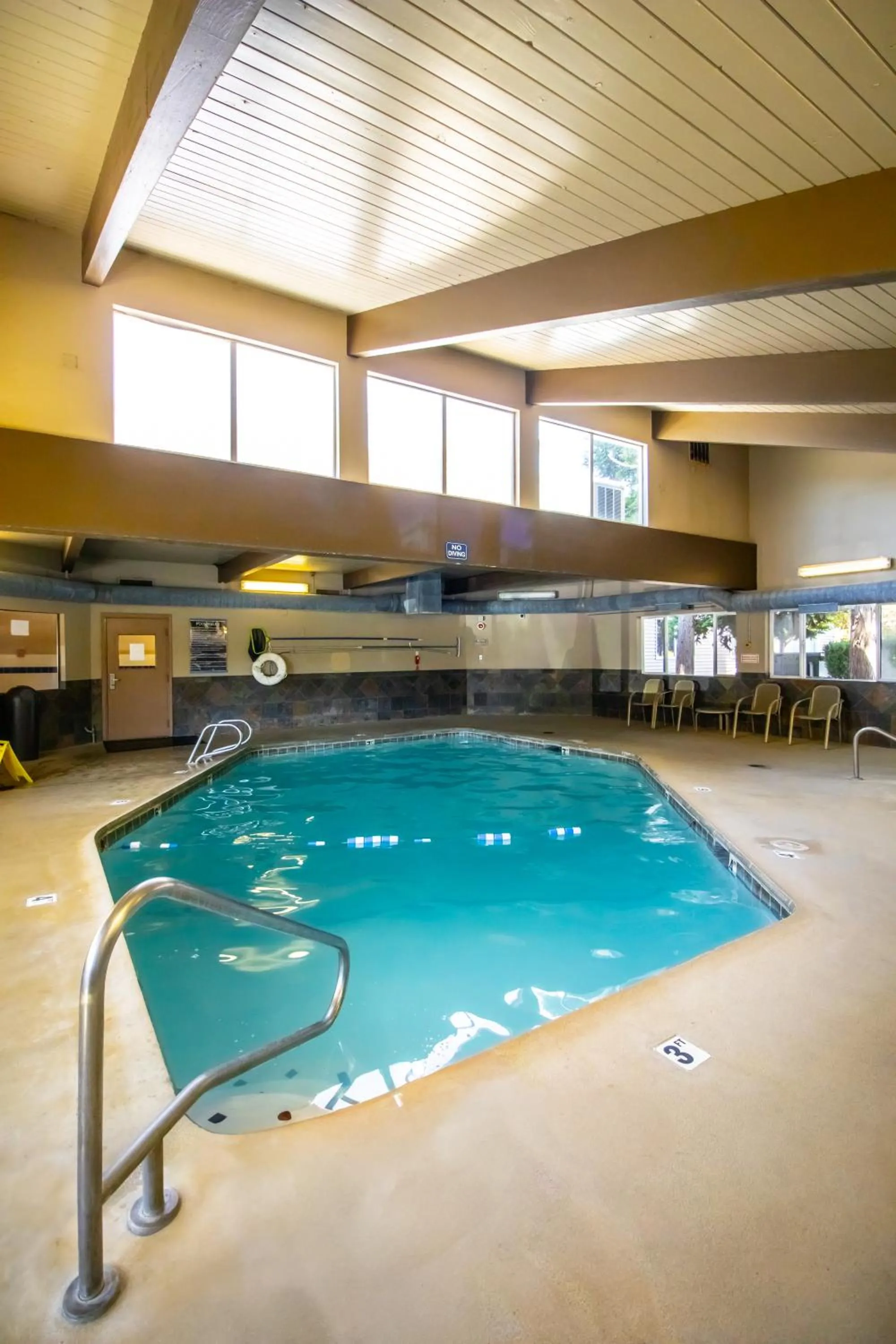 Swimming pool in Red Lion Inn & Suites Vancouver