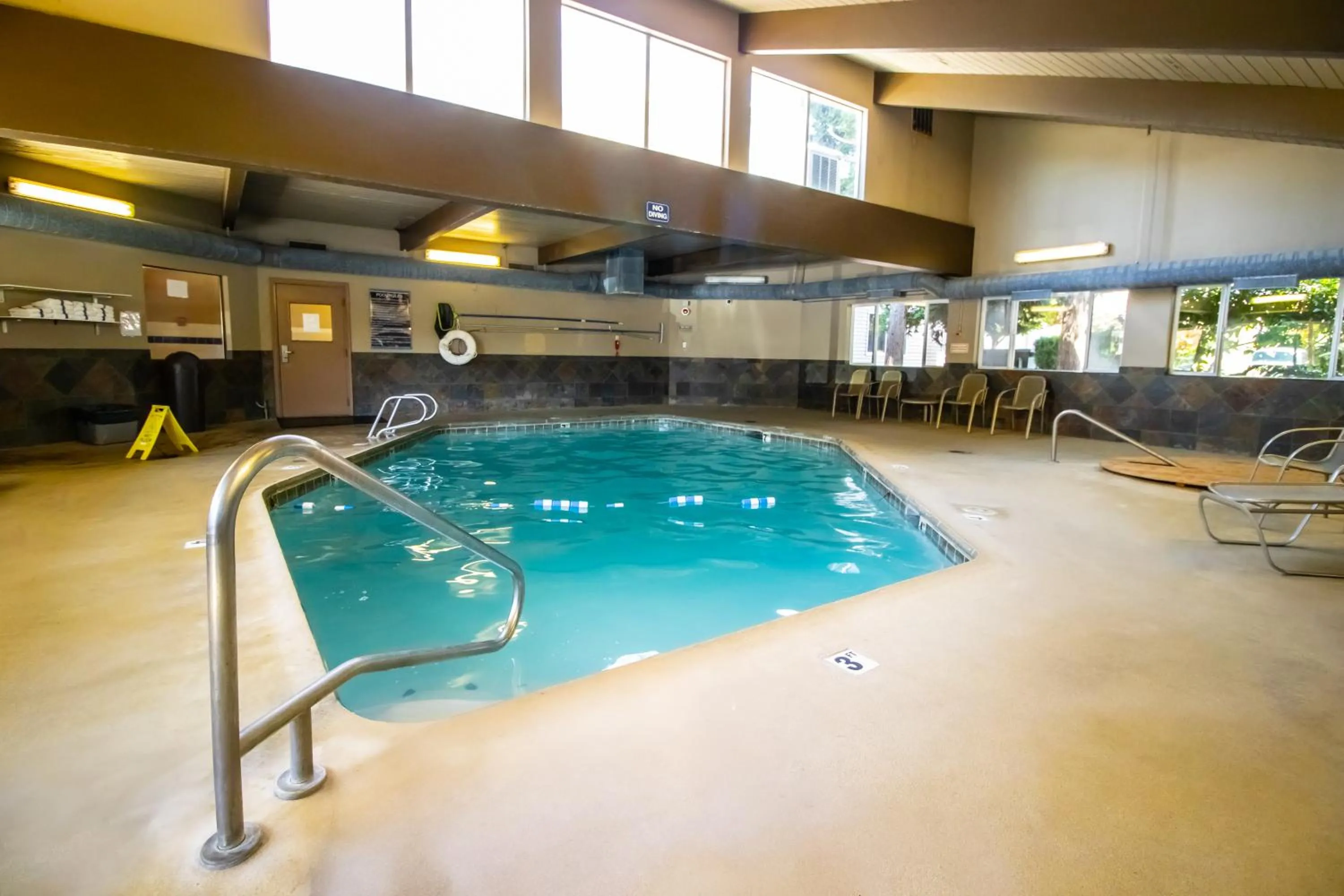 Swimming pool in Red Lion Inn & Suites Vancouver
