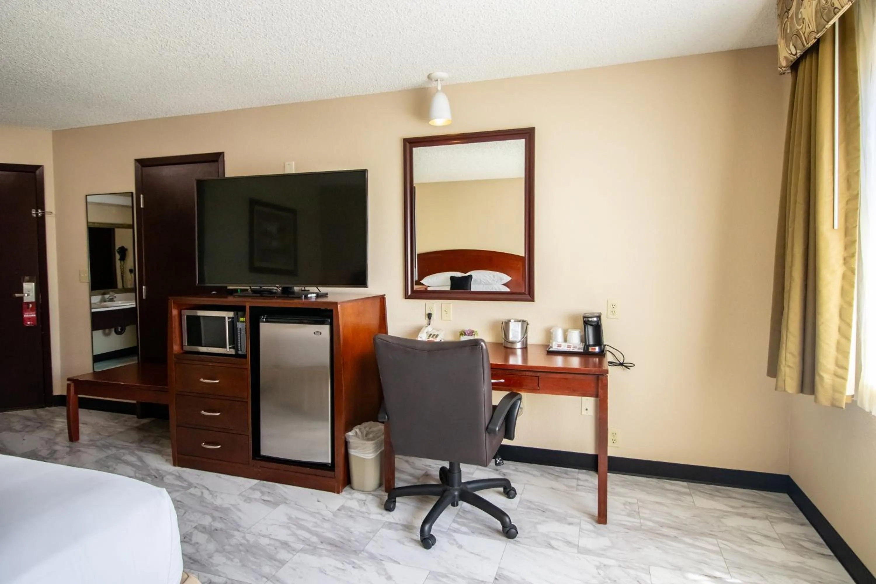 TV and multimedia in Red Lion Inn & Suites Vancouver