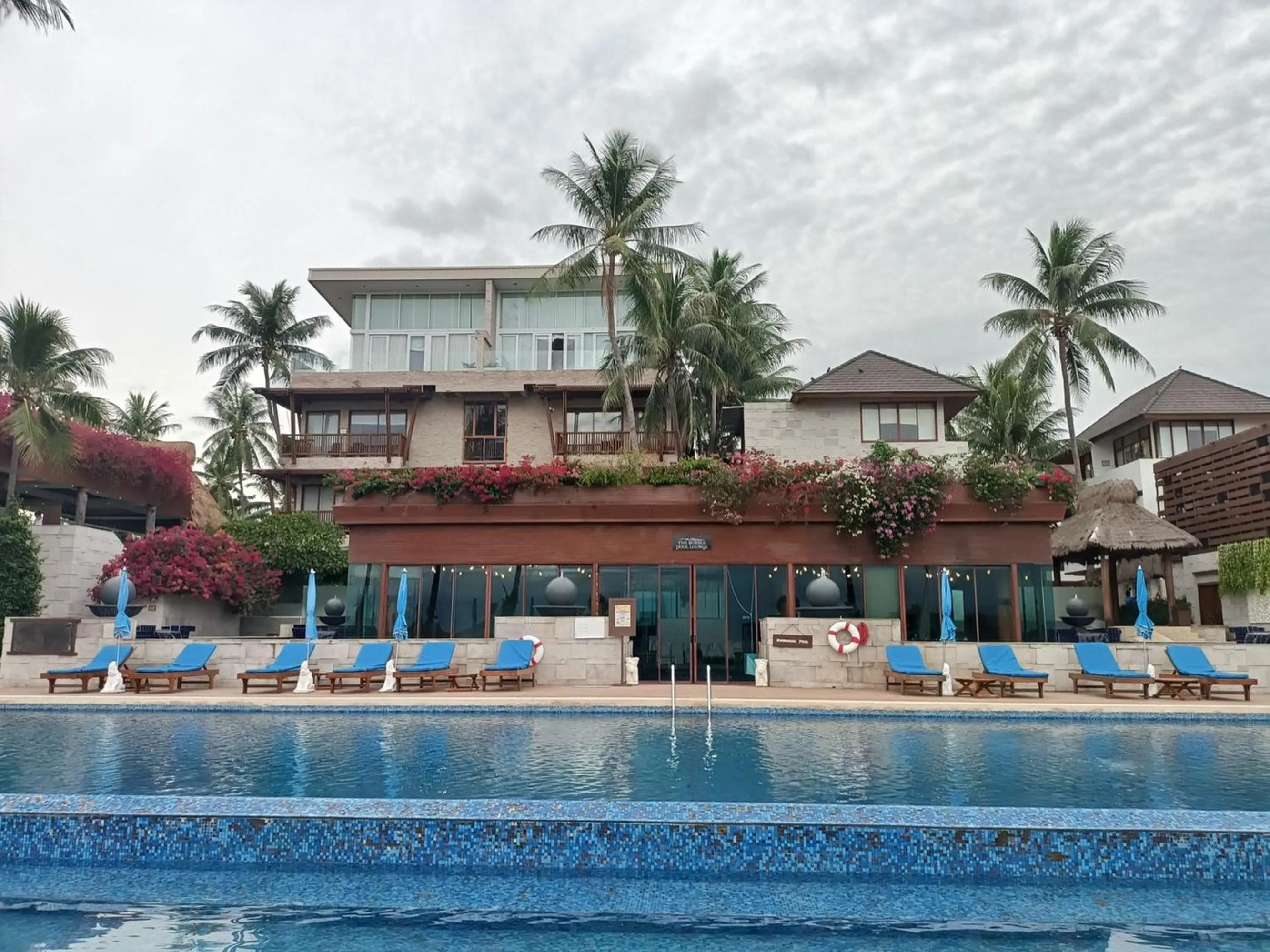 Swimming pool in Dhevan Dara Beach Villa Kuiburi