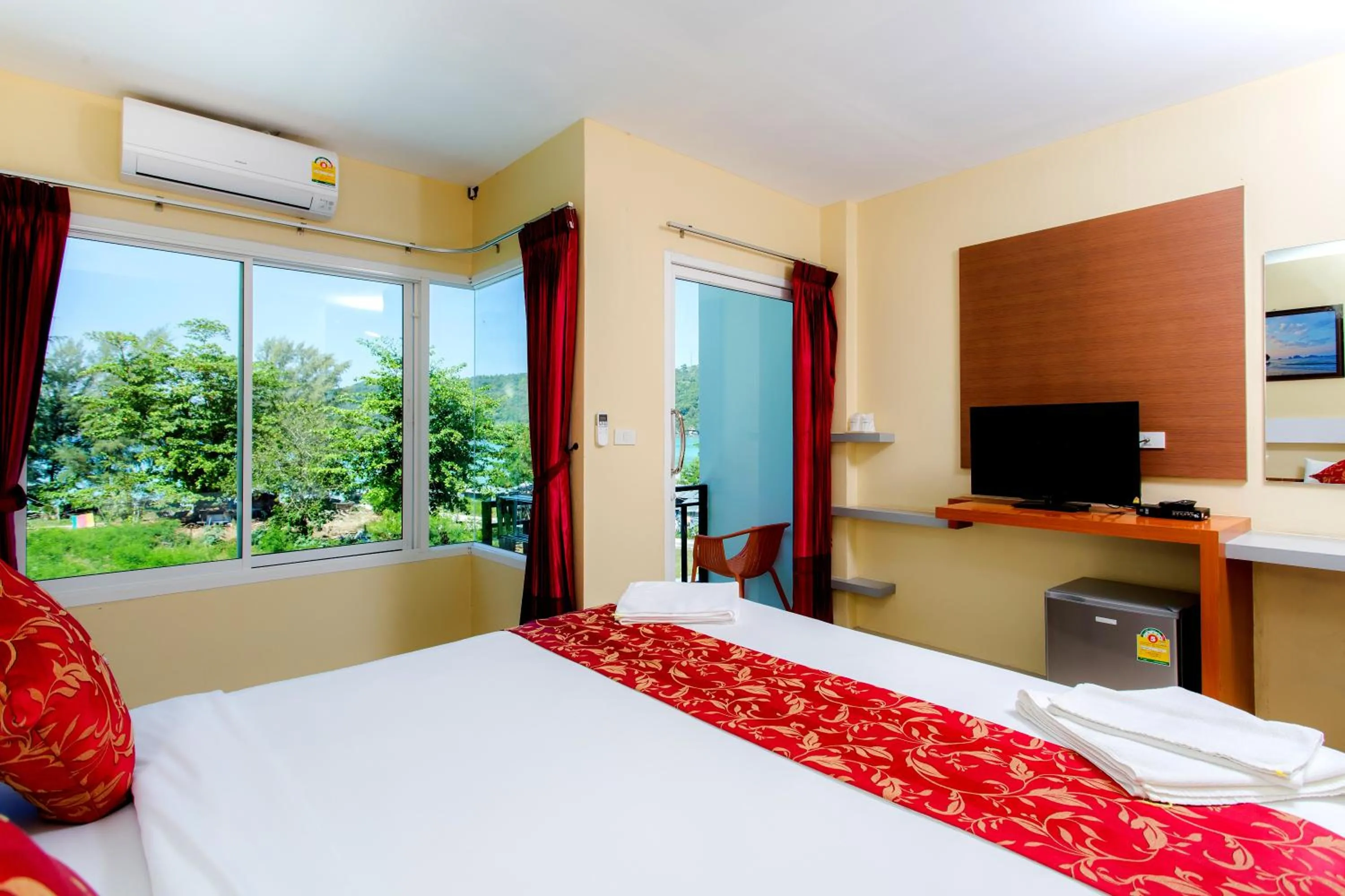 Photo of the whole room, Bed in Phi Phi Maiyada Resort