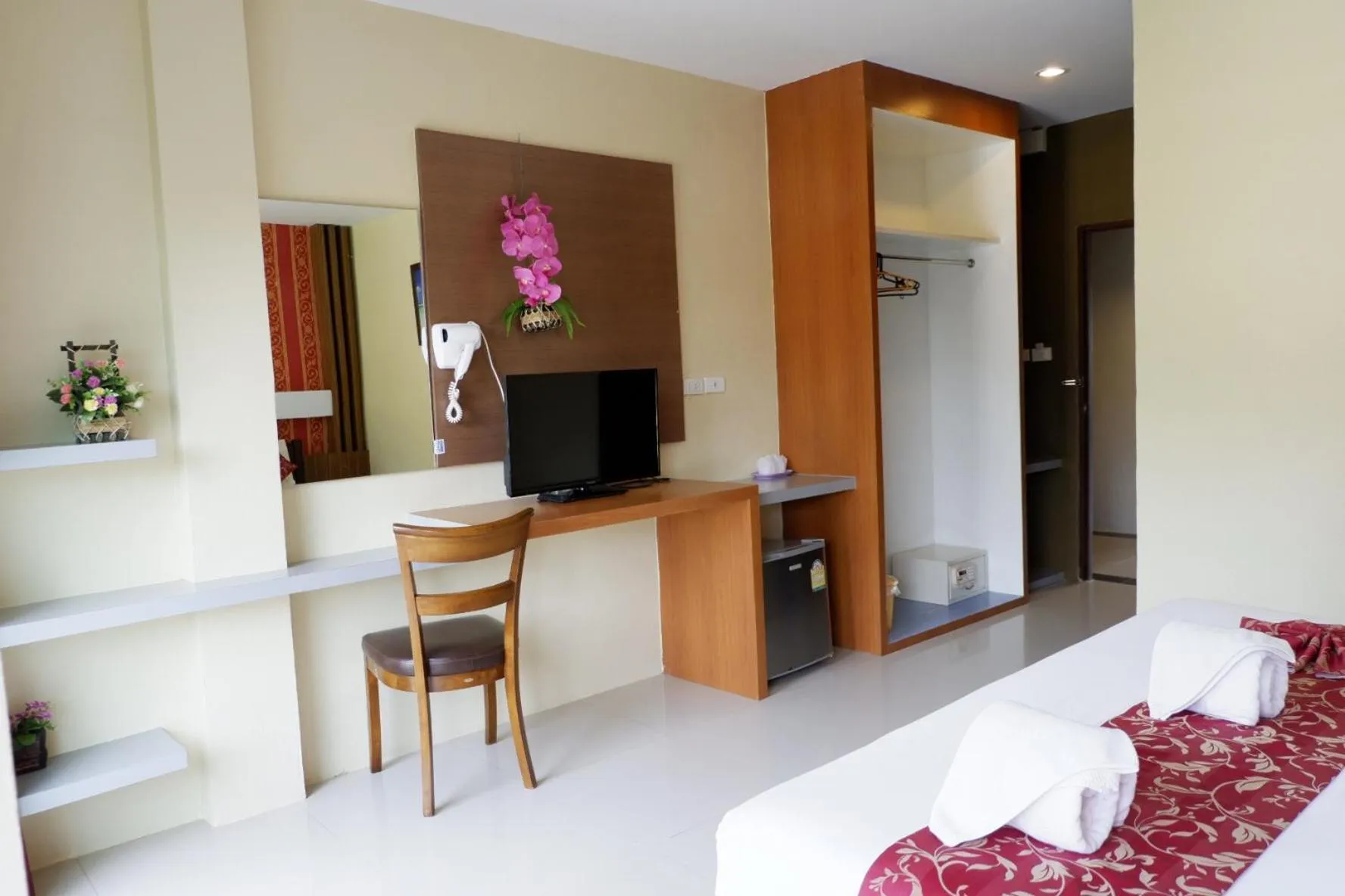 Bedroom, Bed in Phi Phi Maiyada Resort