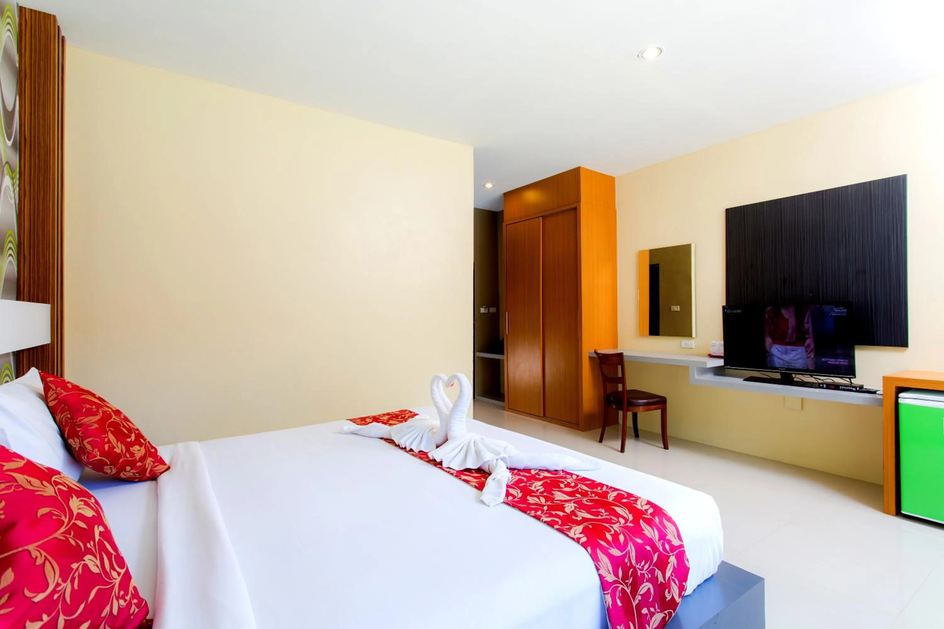 Photo of the whole room, Bed in Phi Phi Maiyada Resort