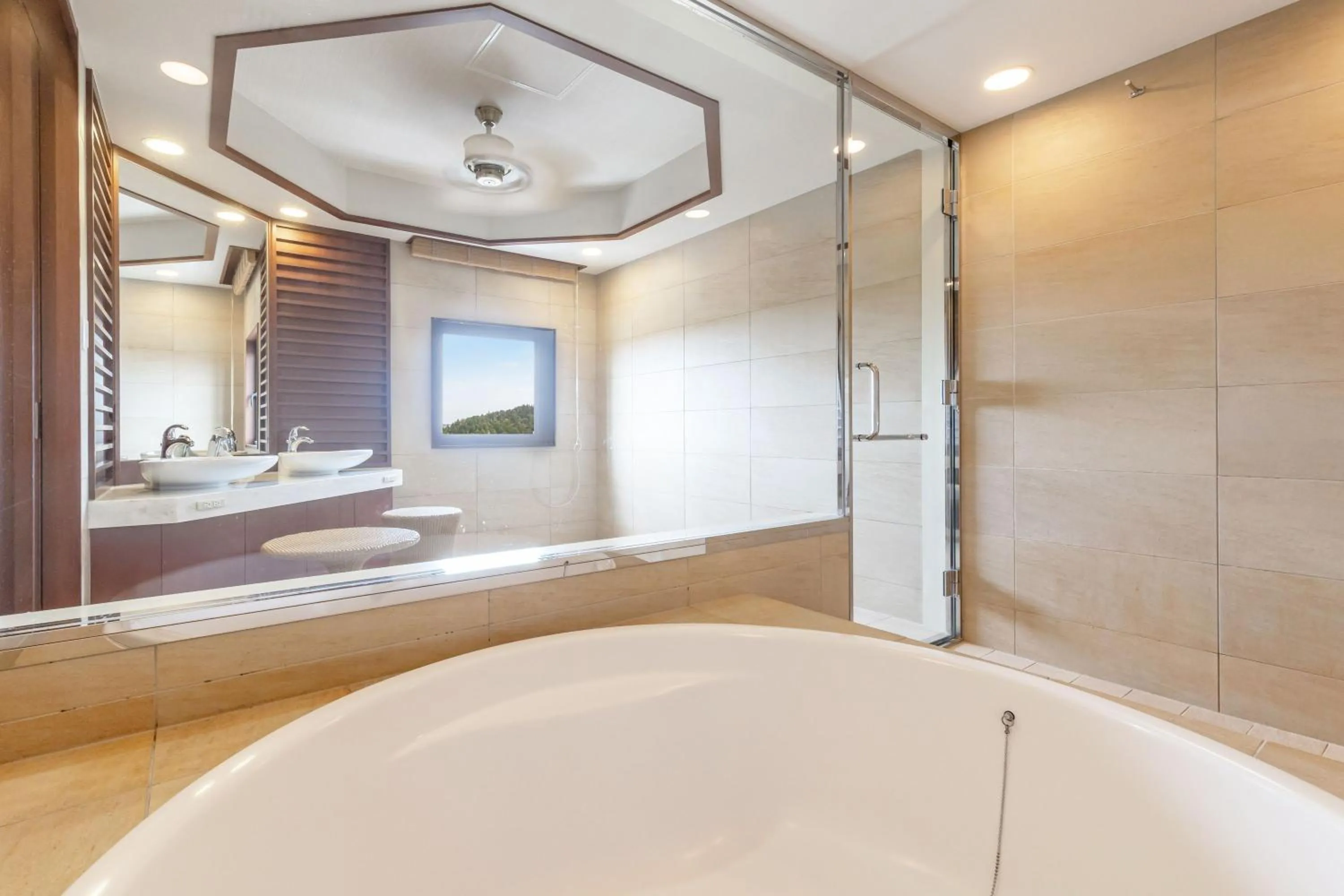 Bathroom in Spa Resort Hawaiians Monolith Tower