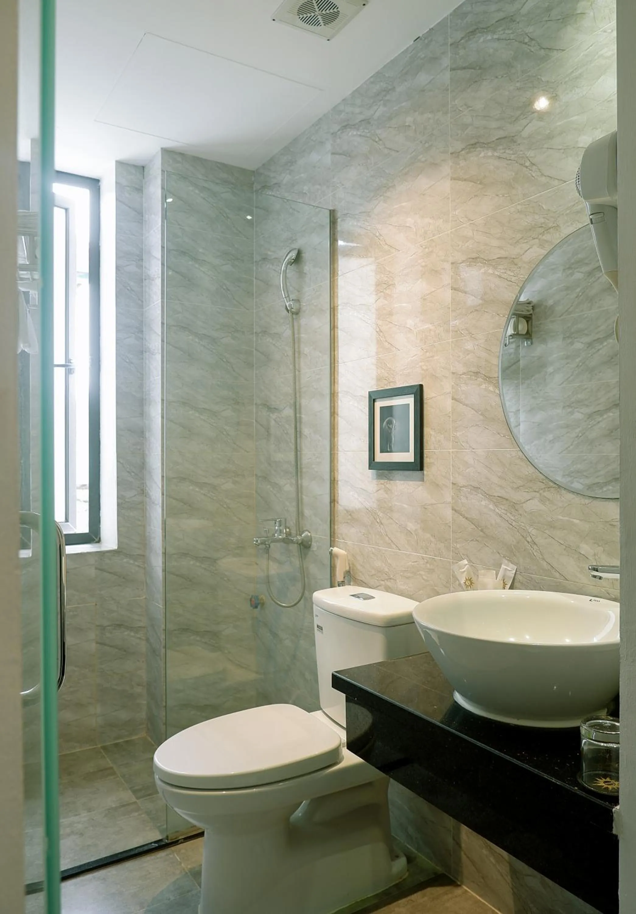 Toilet in Rosa Hanoi Hotel