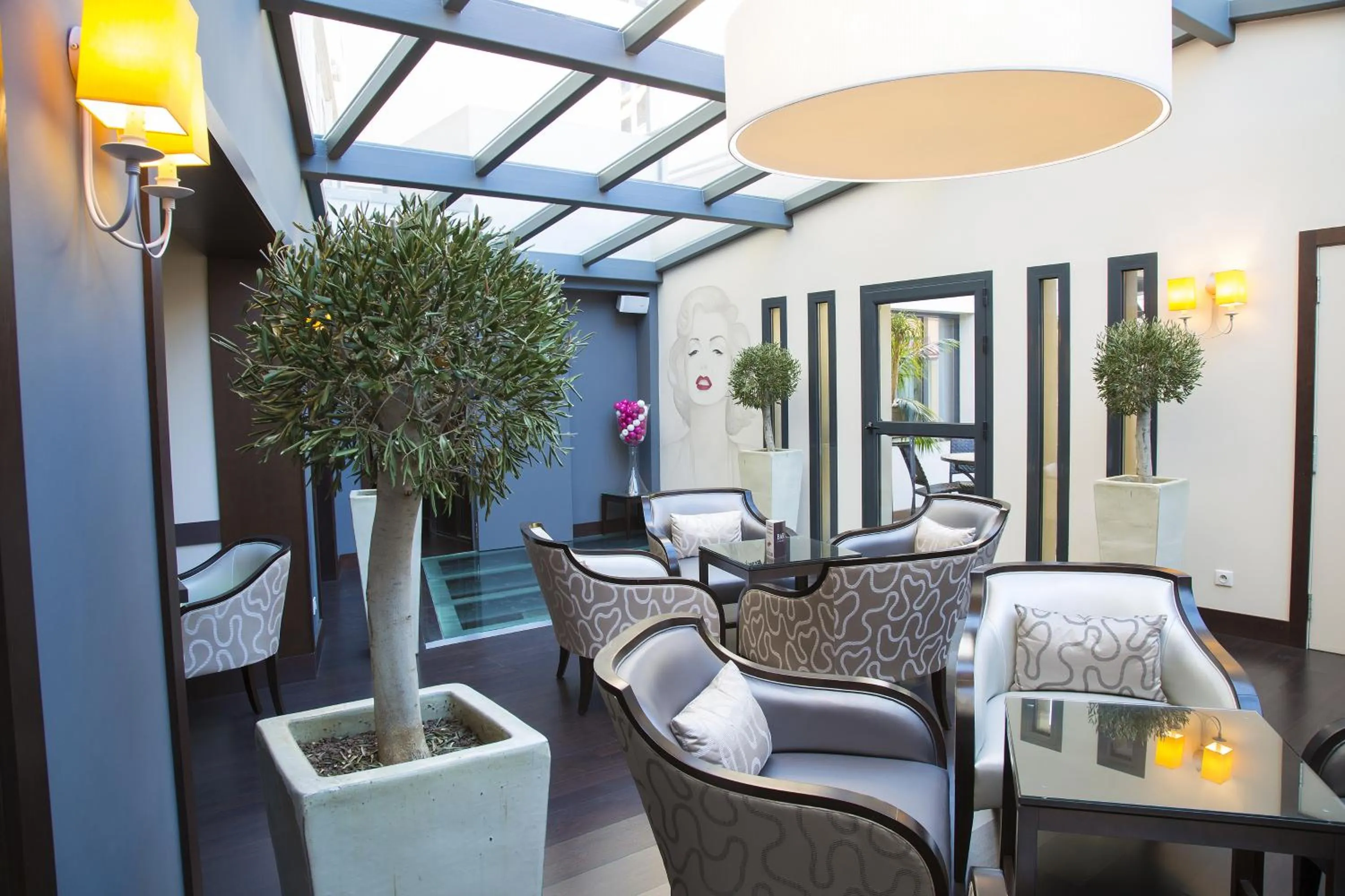 Living room in Best Western Plus Cannes Riviera