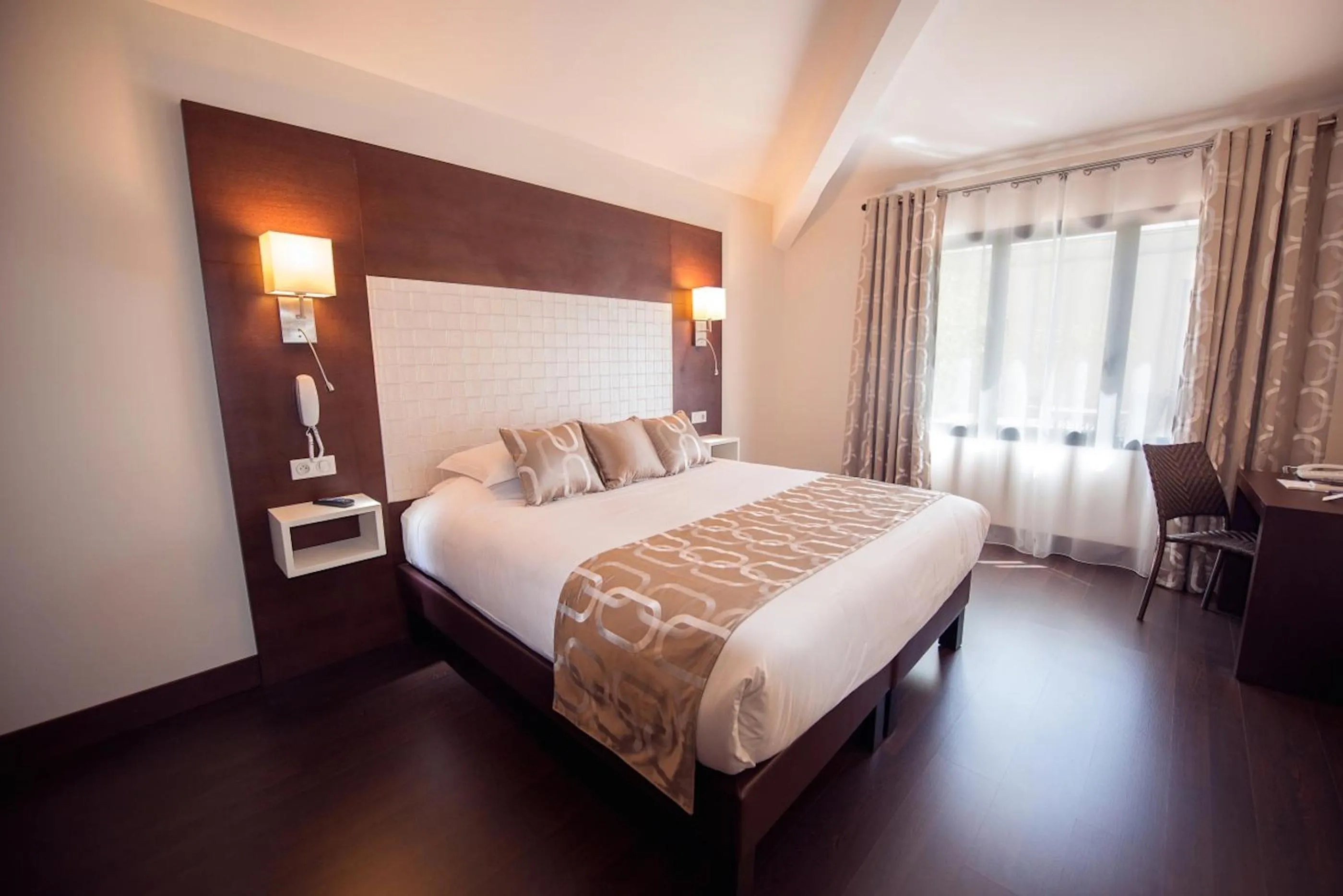 Bed in Best Western Plus Cannes Riviera