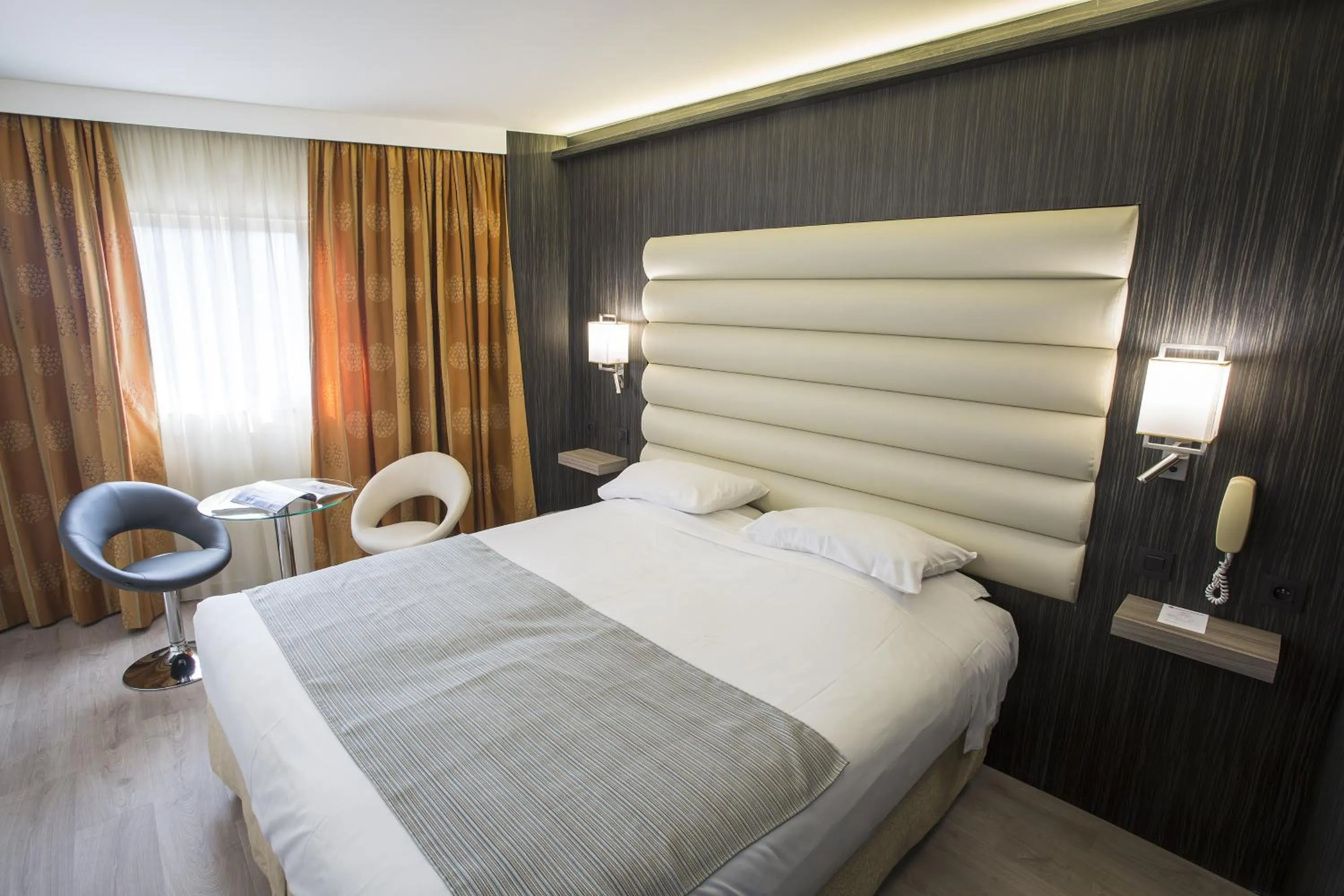 Bed in Best Western Plus Cannes Riviera