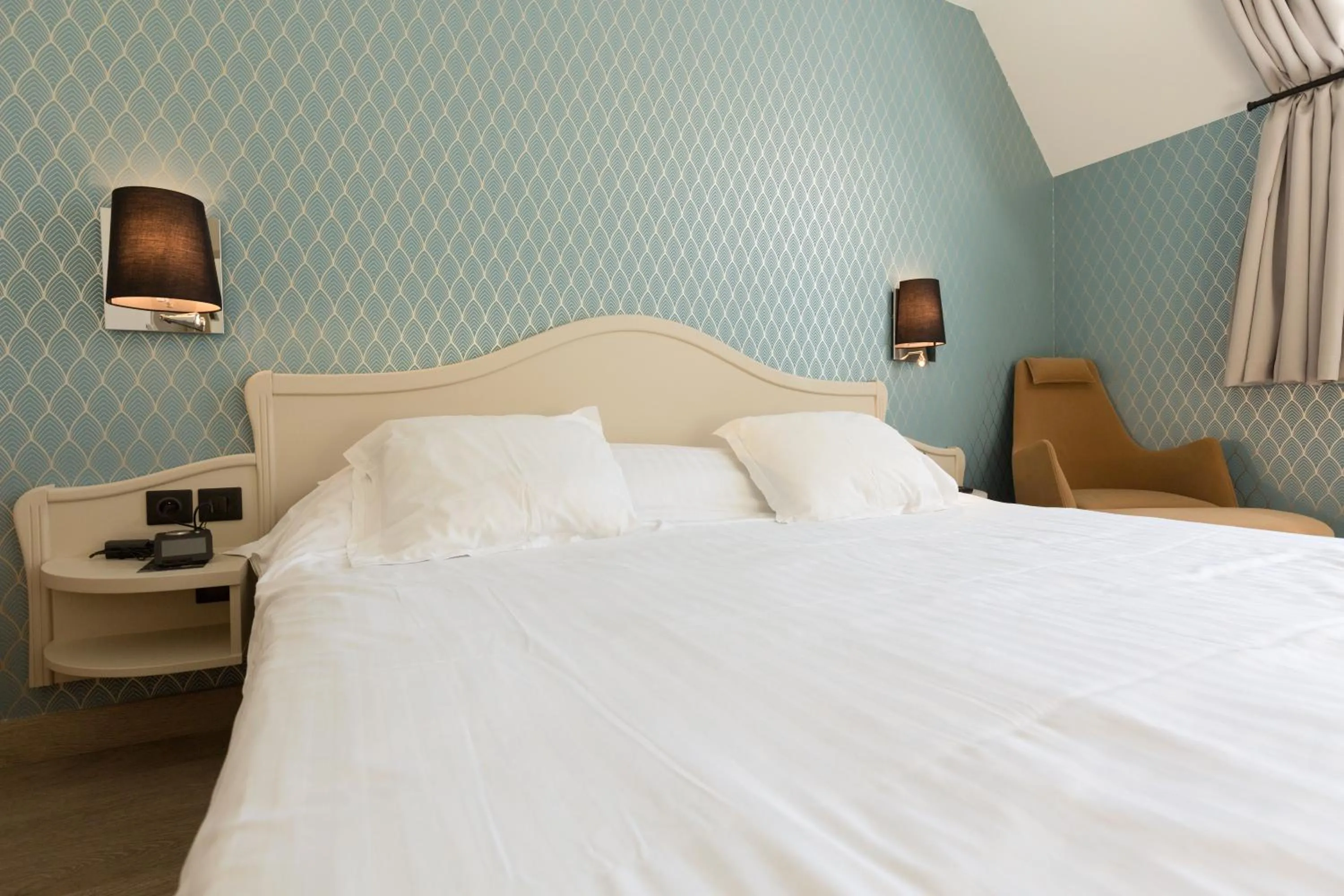 Bed in Cit'Hotel - Hotel Le Cèdre