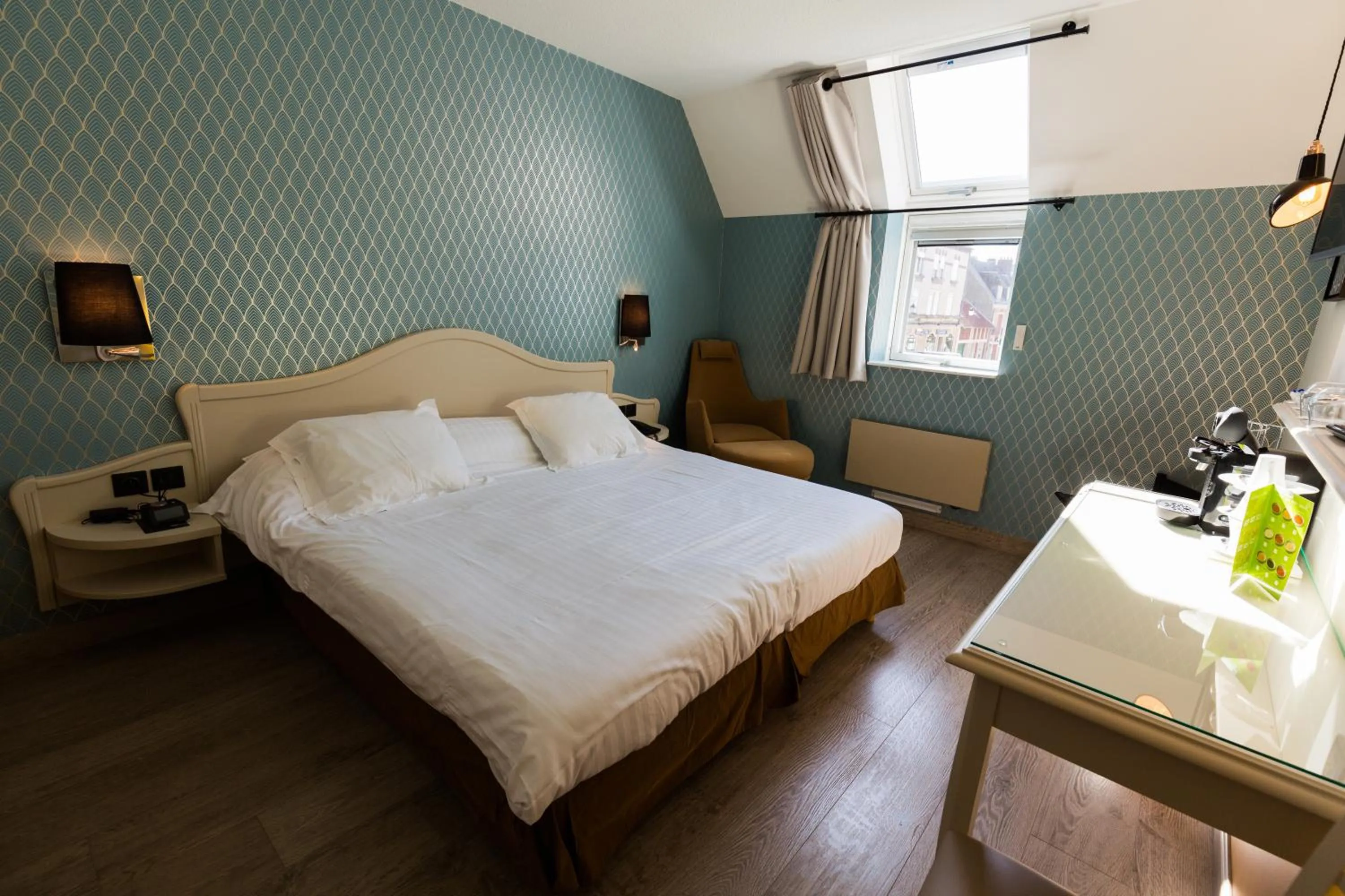 Bed in Cit'Hotel - Hotel Le Cèdre