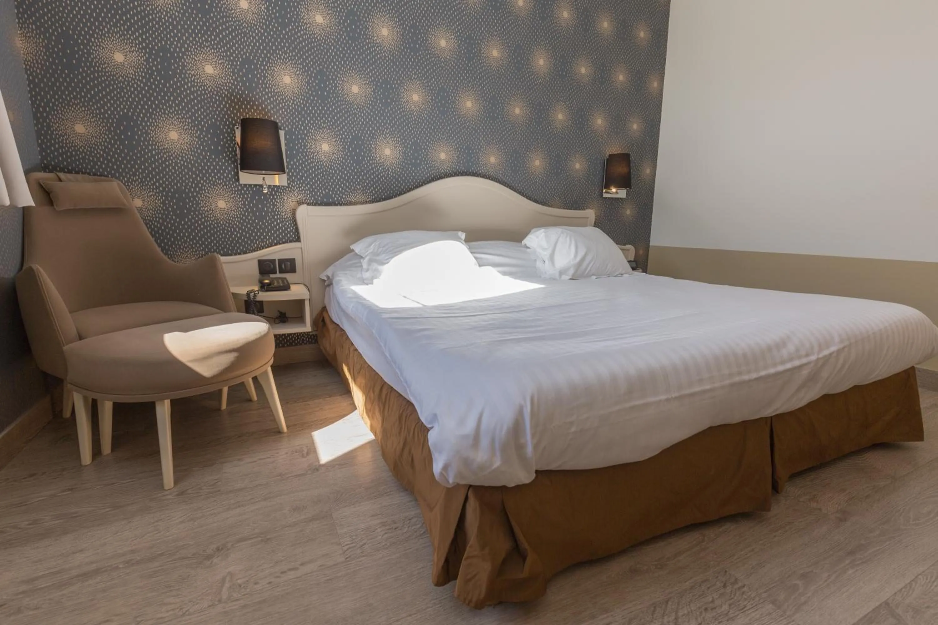 Bed in Cit'Hotel - Hotel Le Cèdre