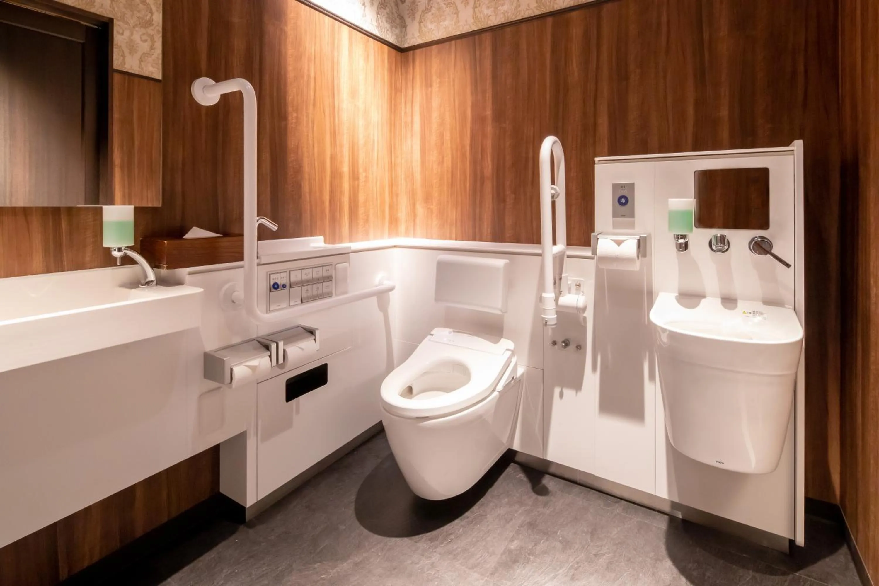 Toilet in Kamisuwa Onsen Shinyu