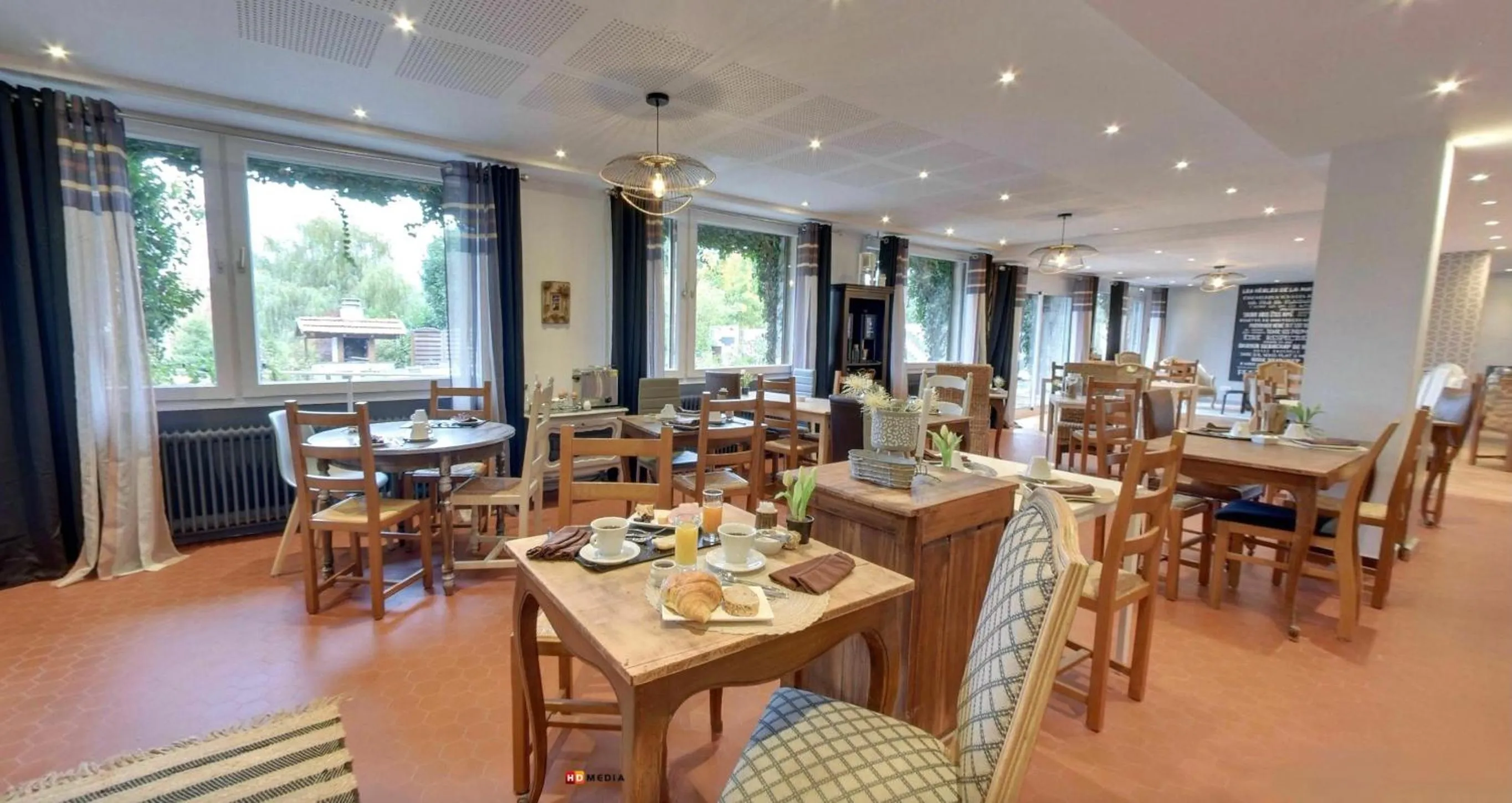 Restaurant/places to eat in Logis Hotel Maison Carrée Restaurant O Carré dArt