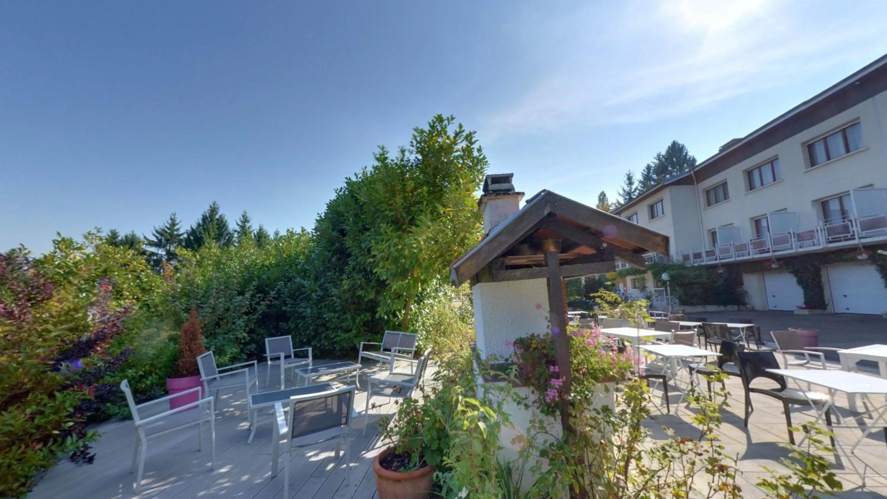 Patio in Logis Hotel Maison Carrée Restaurant O Carré dArt