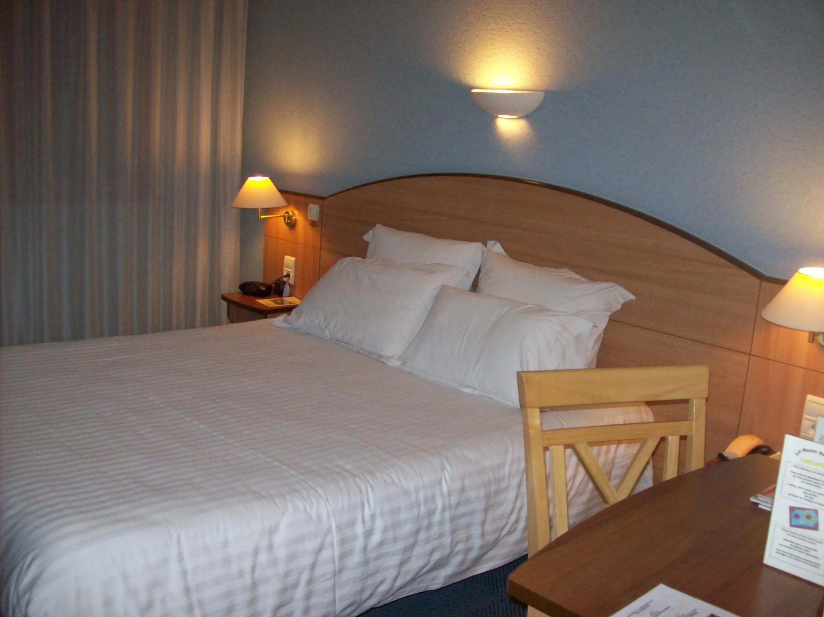 Bed in Logis Hotel Maison Carrée Restaurant O Carré dArt