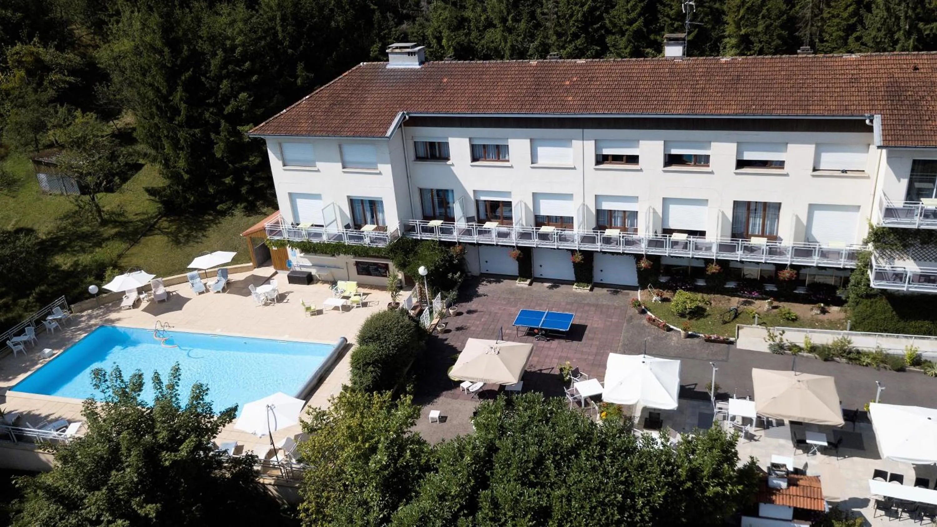 Facade/entrance in Logis Hotel Maison Carrée Restaurant O Carré dArt