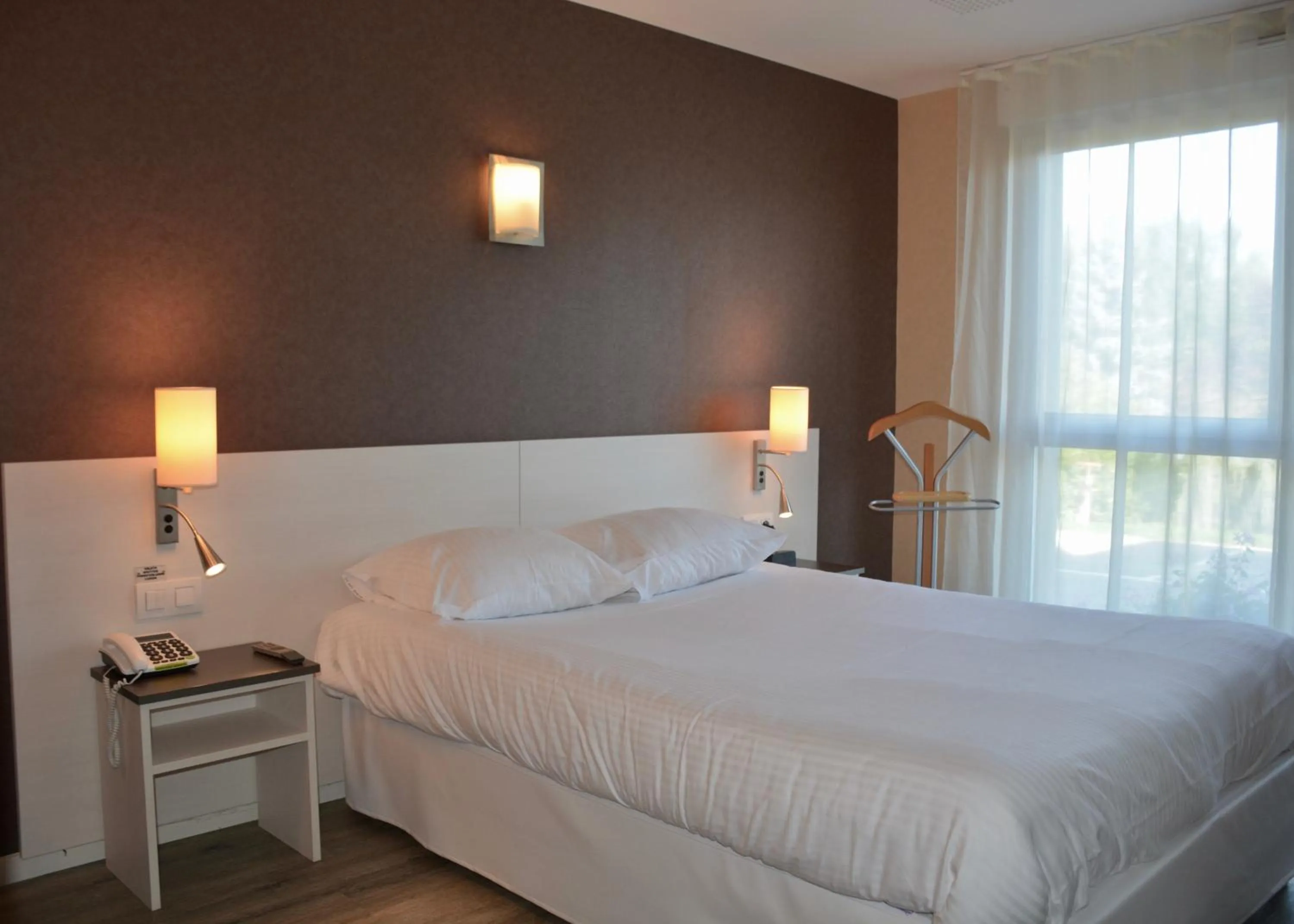 Bed in Logis Hotel Maison Carrée Restaurant O Carré dArt