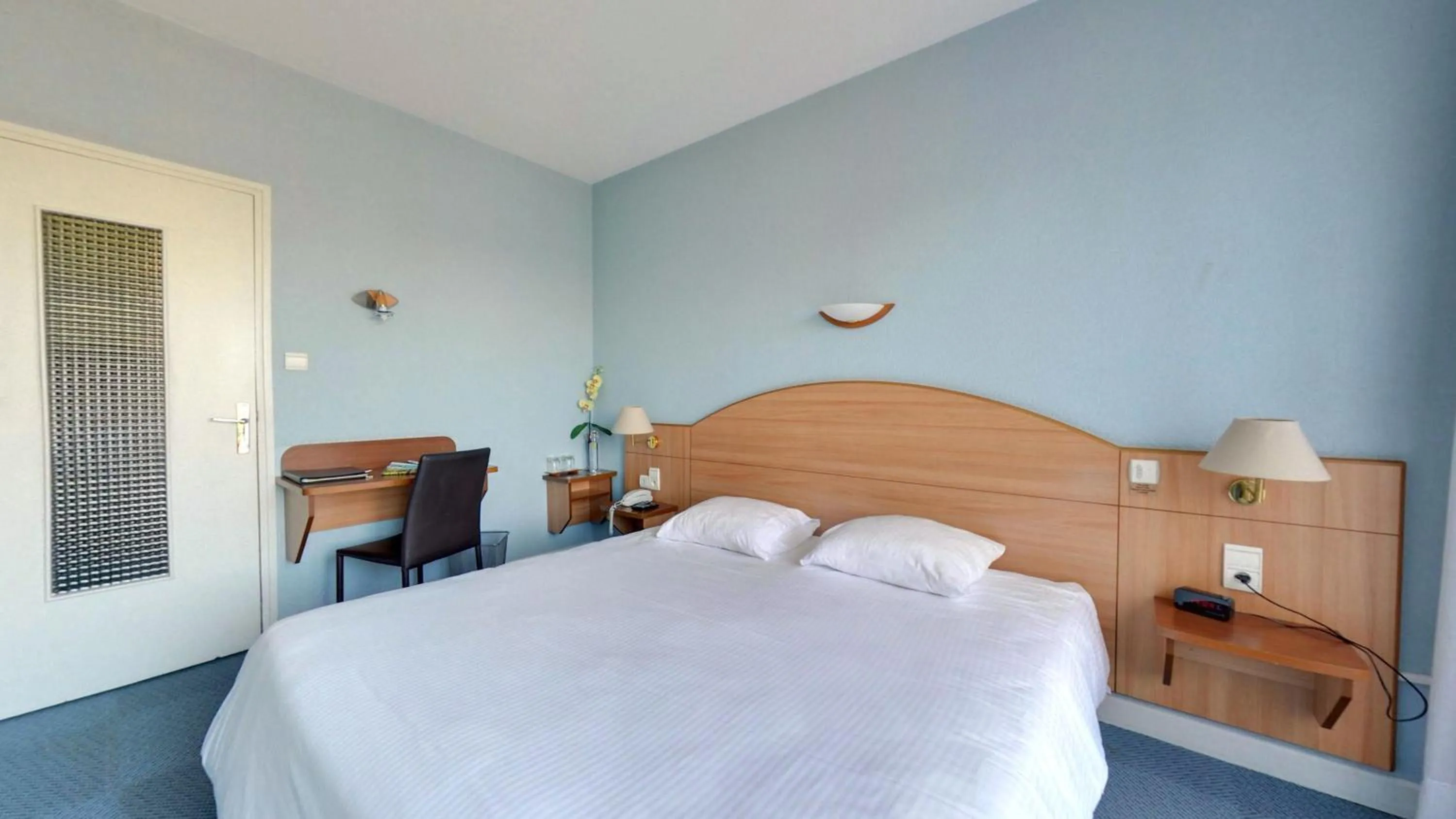 Bed in Logis Hotel Maison Carrée Restaurant O Carré dArt