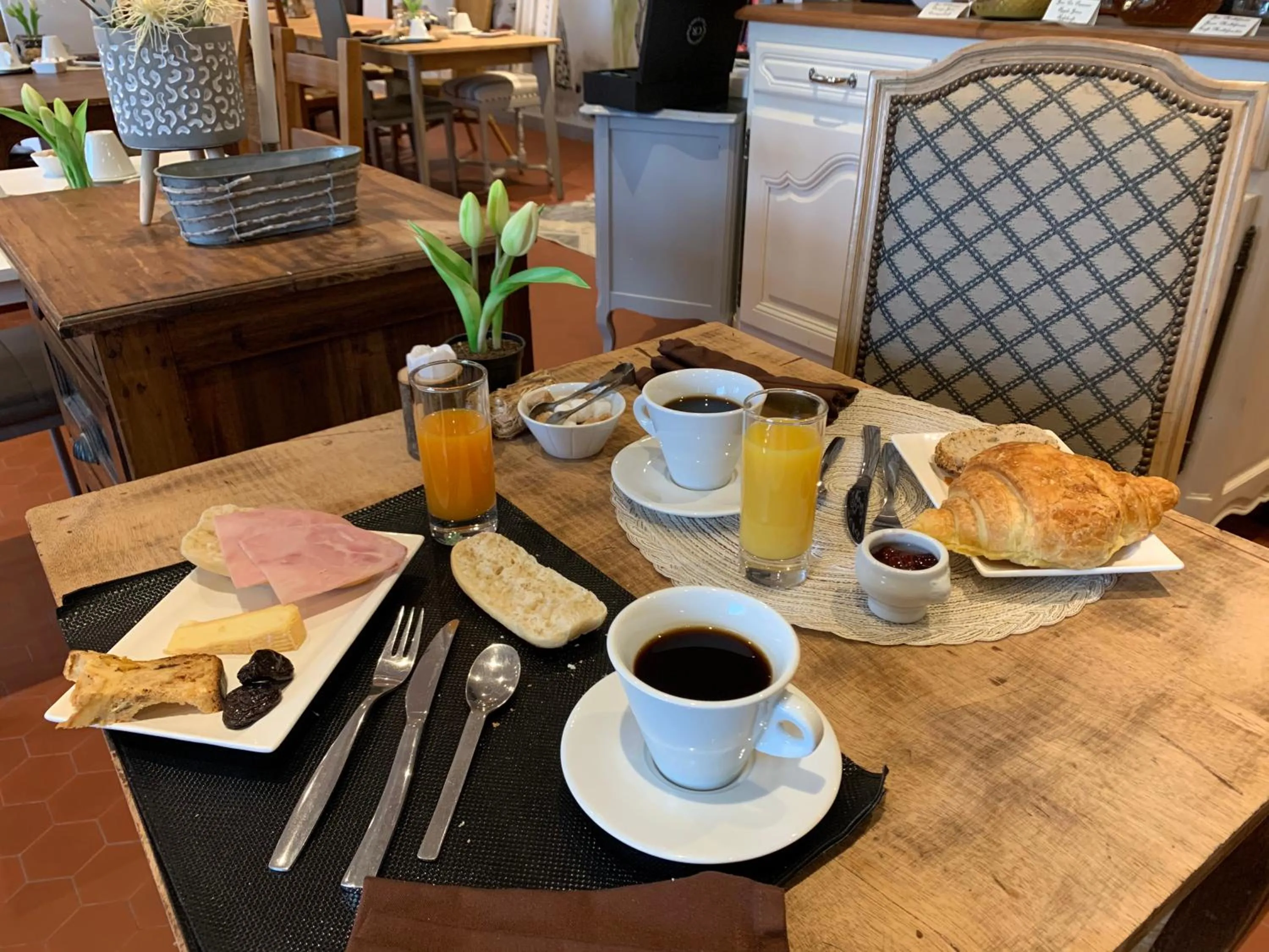 Breakfast in Logis Hotel Maison Carrée Restaurant O Carré dArt