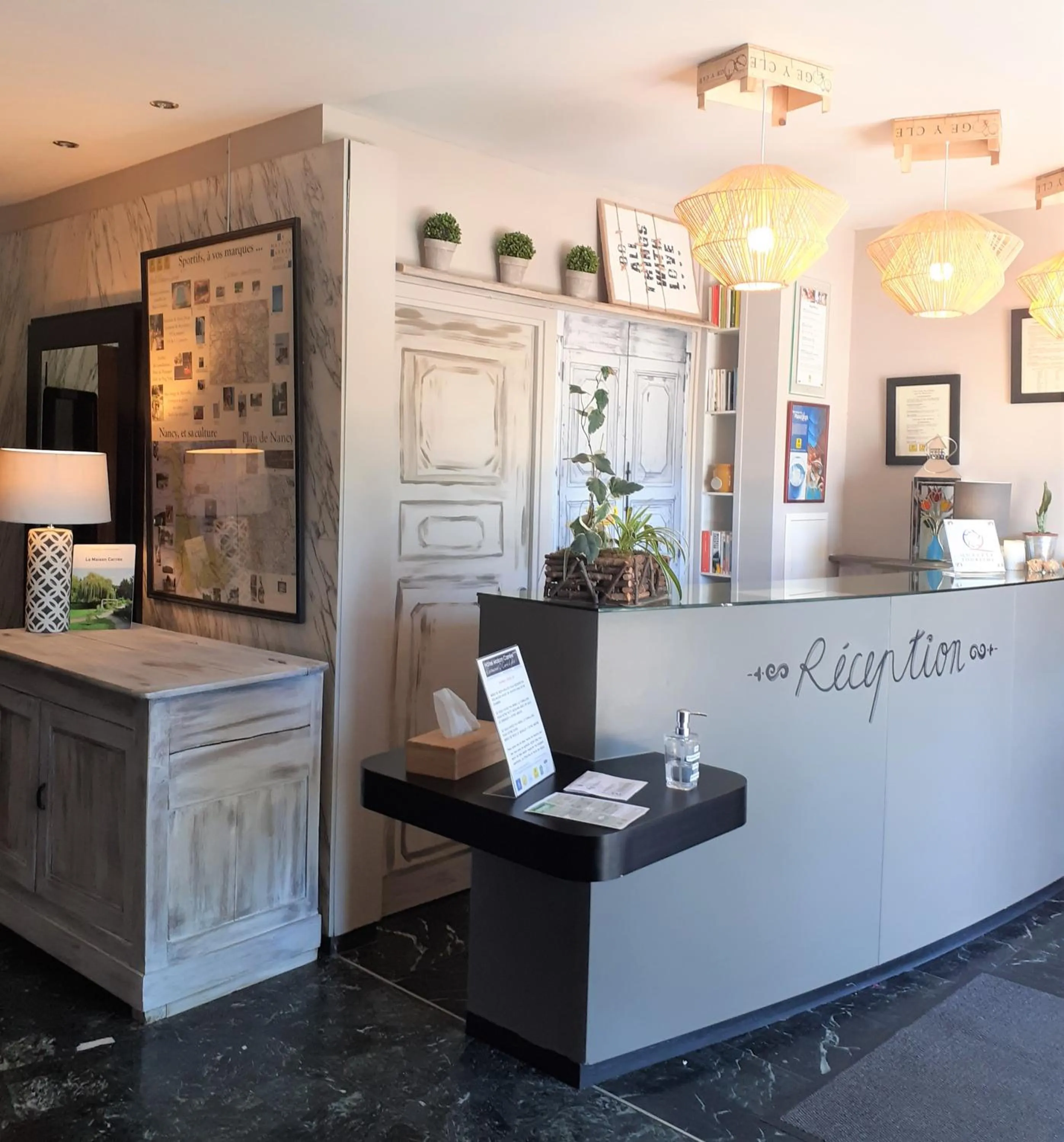 Lobby or reception in Logis Hotel Maison Carrée Restaurant O Carré dArt