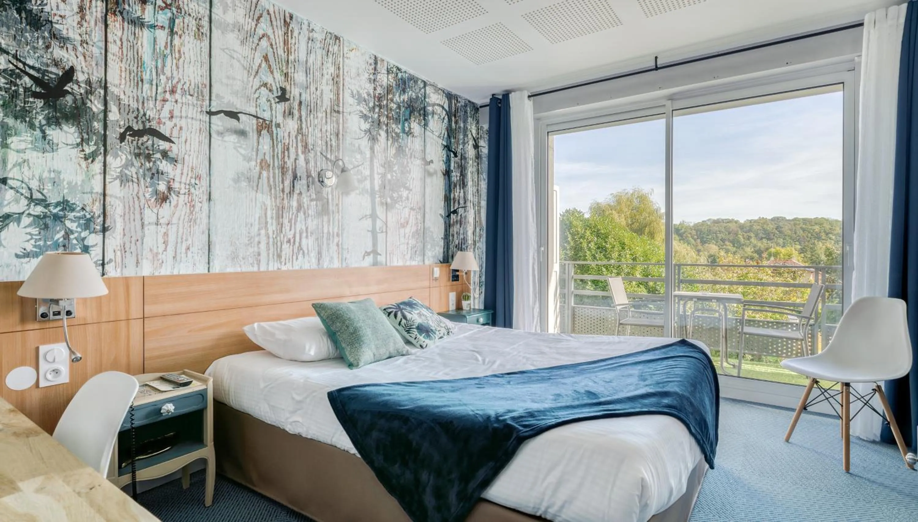 Bedroom, Bed in Logis Hotel Maison Carrée Restaurant O Carré dArt