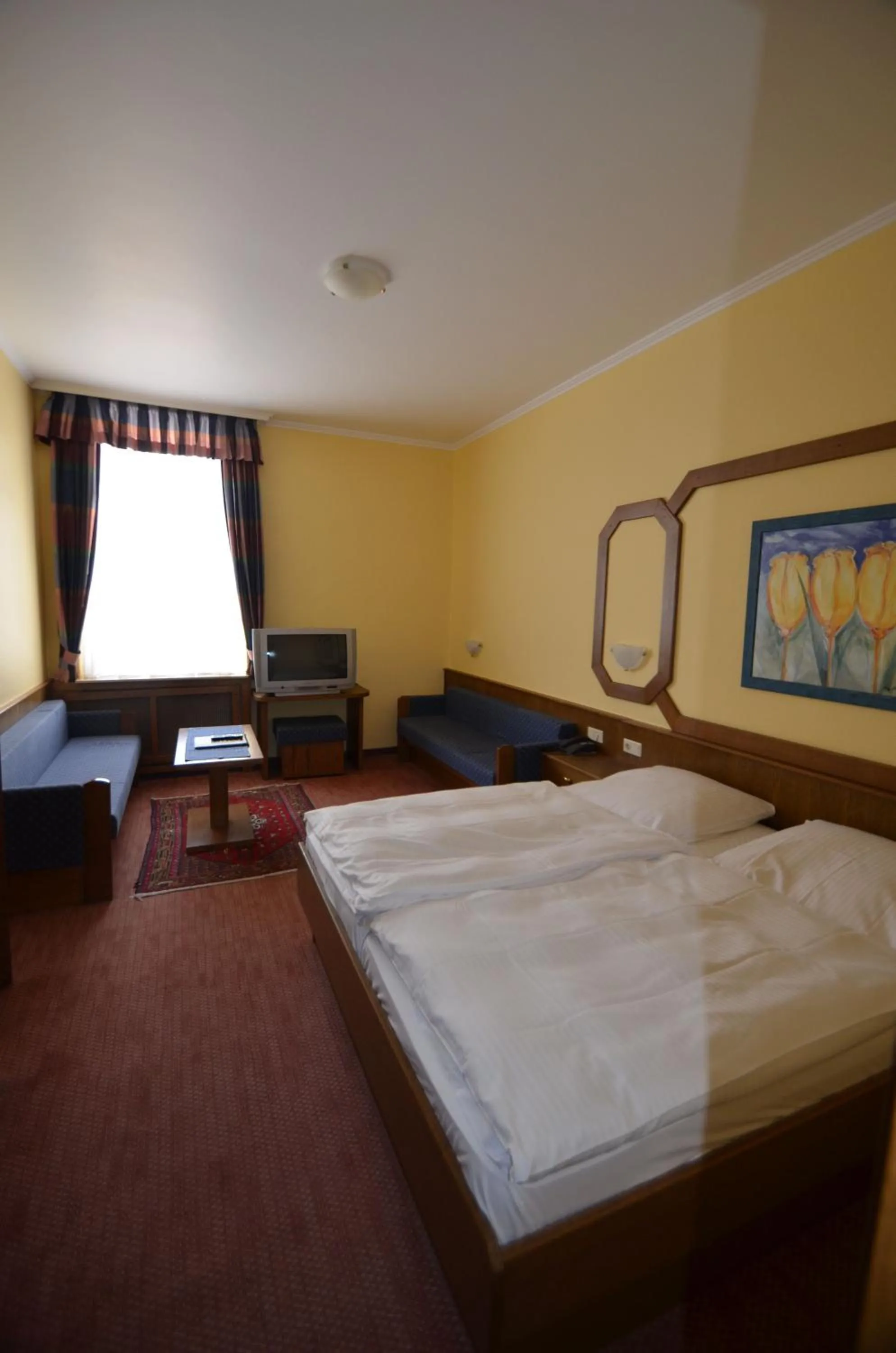 Photo of the whole room, Bed in Hotel Zwei Mohren